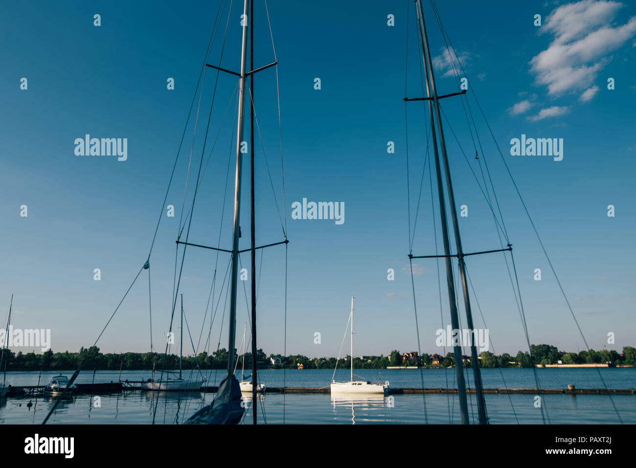 Single segeln Boot auf dem See im Sommer. Stockfoto