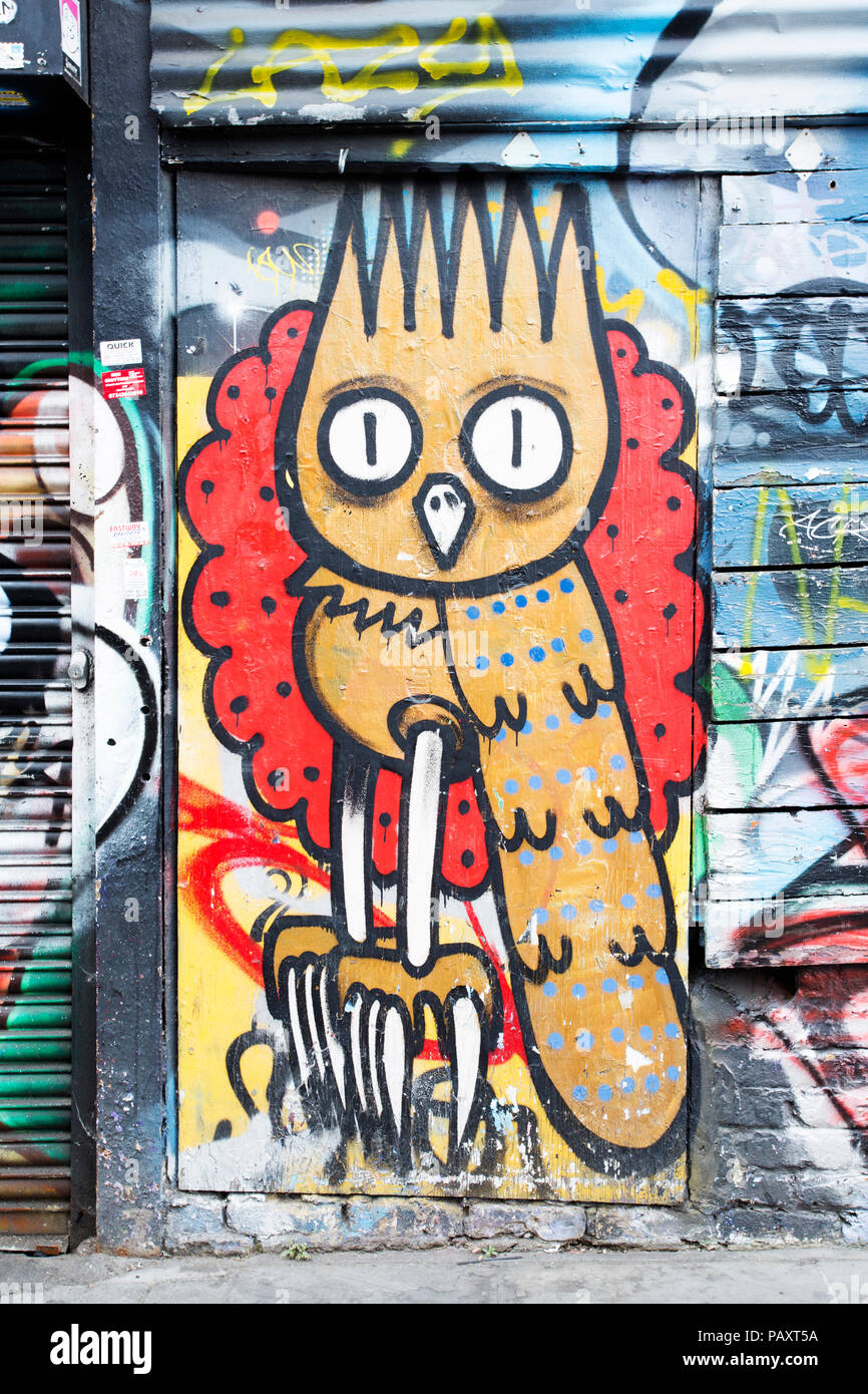 Orange Eule Graffiti gemalt von Dscreet auf einer Tür in der Brick Lane, London. 2018 Stockfoto
