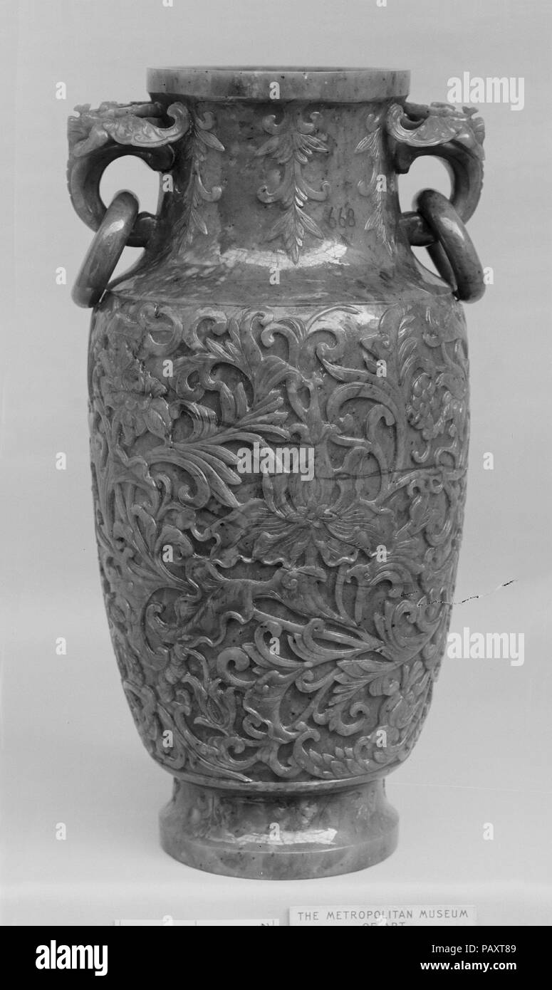 Vase. Kultur: China. Abmessungen: H.10 7/16 in. (26,5 cm); W. 5 7/16 in. (13,8 cm). Museum: Metropolitan Museum of Art, New York, USA. Stockfoto