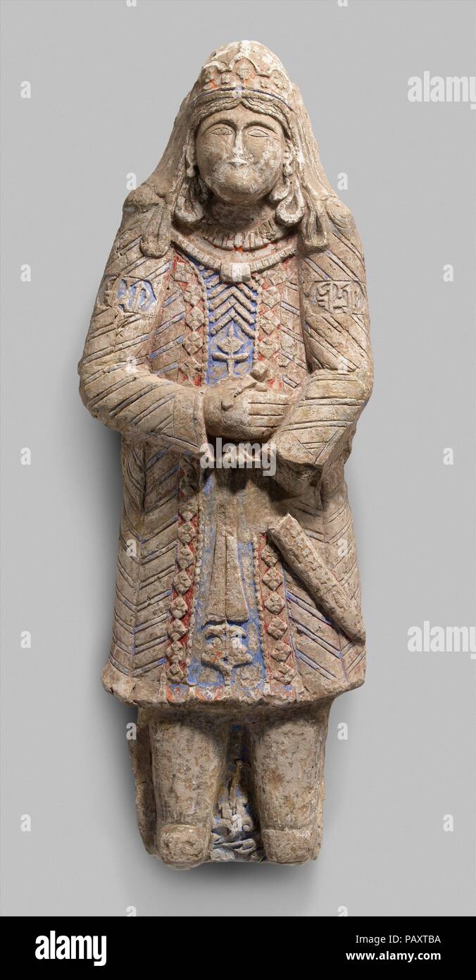 Stehende Figur mit Tiara. Abmessungen: H.56 cm. (143,5 cm) W. 20 1/4 in. (51,5 cm) Gr. D.10. (25,4 cm) Wt. Einschließlich der Kiste: 437 Kg (198,2 kg) von der Unterseite der Mantel an der Spitze der Krone 45,3 Zoll (115 cm). Datum: 12. bis Anfang des 13. Jahrhunderts. Die verzierten headdres, Arme und Reiche Gewänder dieser Abbildung deuten darauf hin, dass es wahrscheinlich stellt einen souveränen persönlichen Schutz, wesire oder Amir. Vermutlich bedeutete die Empfangshalle von des Herrschers zu schmücken, sei es der Seldschukischen Sultan oder einem seiner lokalen Vasallen oder Nachfolger, Figuren wie dieser würde parallel Stockfoto