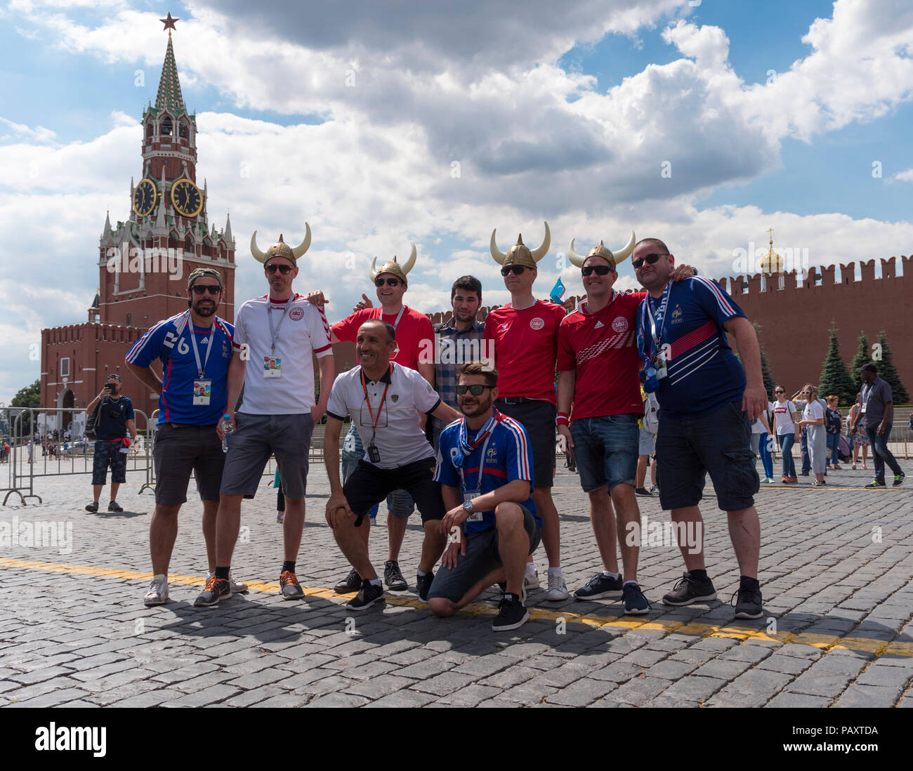 Moskau - 26. JUNI 2018: Fussball-WM Fanatiker von Frankreich und Dänemark mit Fahnen mit ihren typischen Kostüme in den Straßen am 26. Juni 2018 in Moskau, Russland Stockfoto