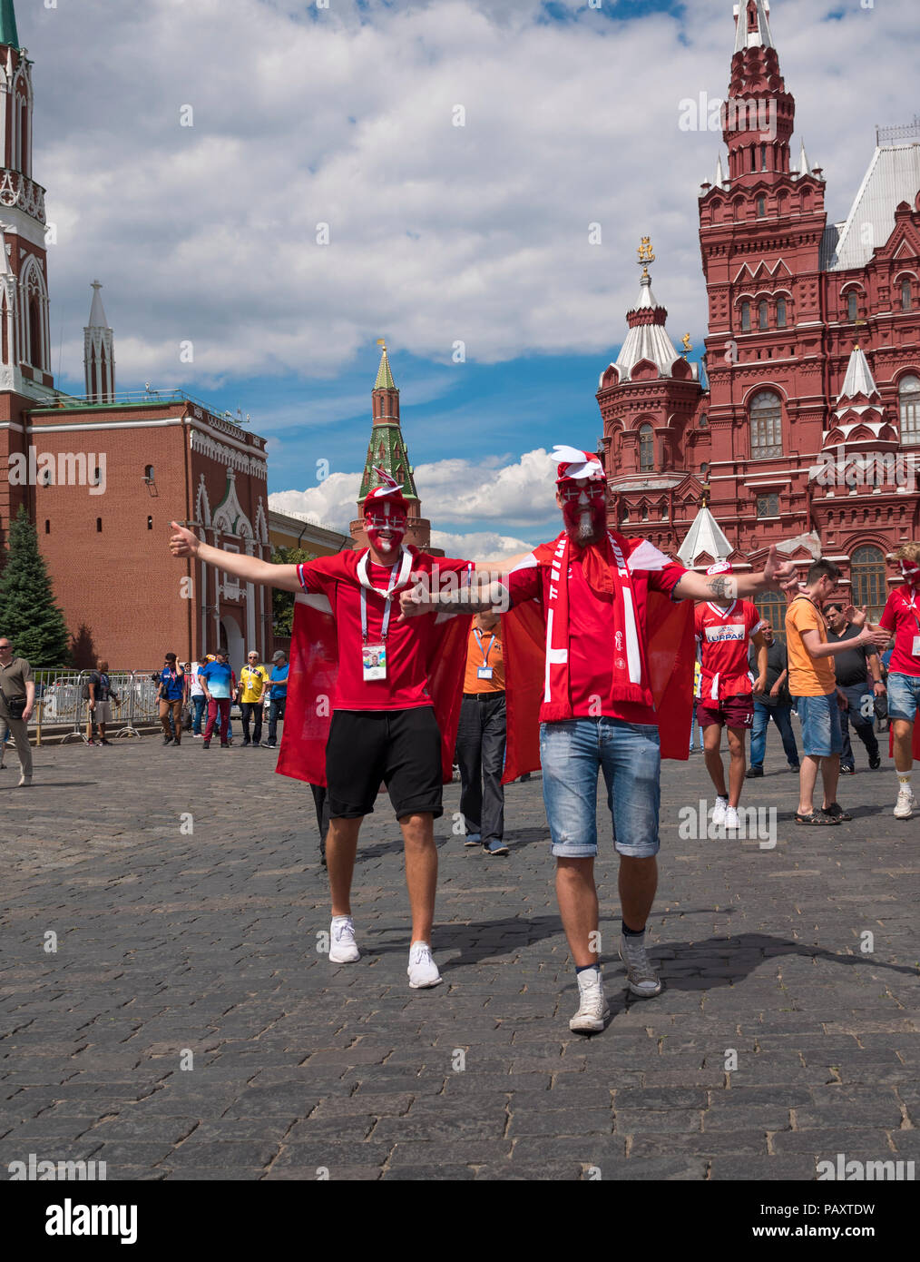 Moskau - 26. JUNI 2018: Fussball-WM Fanatiker von Dänemark mit Fahnen mit ihren typischen Kostüme in den Straßen am 26. Juni 2018 in Moskau, Russland Stockfoto