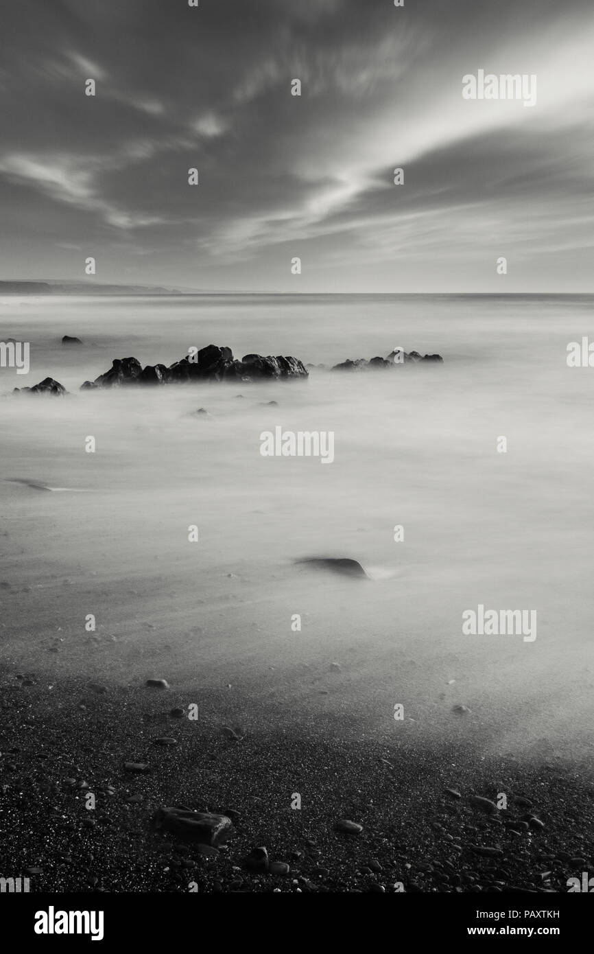 Porthcurnick Strand bei Sonnenuntergang, Cornwall, Großbritannien Stockfoto