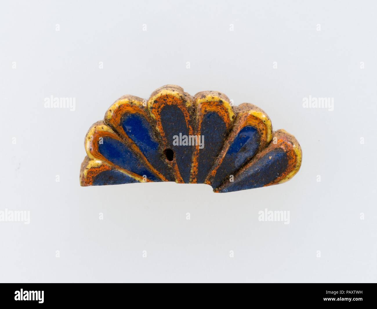 Inlay Fragment, Rosette. Abmessungen: H.1 × W. 2,1 cm (3/8 x 13/16 in.). Datum: 200 v. Chr.-100 N. Ein Mosaik aus Glas Technik erlaubt Vielfache von einem Bild erstellt werden: Ein figürlicher oder Design Komposition wurde durch die Bündelung von farbigem Glas Stöcke, die dann in eine lange Bar (zum Beispiel 10.130.2729, 17.194.2463), die im rechten Winkel geschnitten war klein inlay Fliesen vorgelegt wurden. Solche Elemente können auch nebeneinander verwendet werden, zu erstellen, sich wiederholende Muster für lange Grenzen (26.7.1228). Museum: Metropolitan Museum of Art, New York, USA. Stockfoto