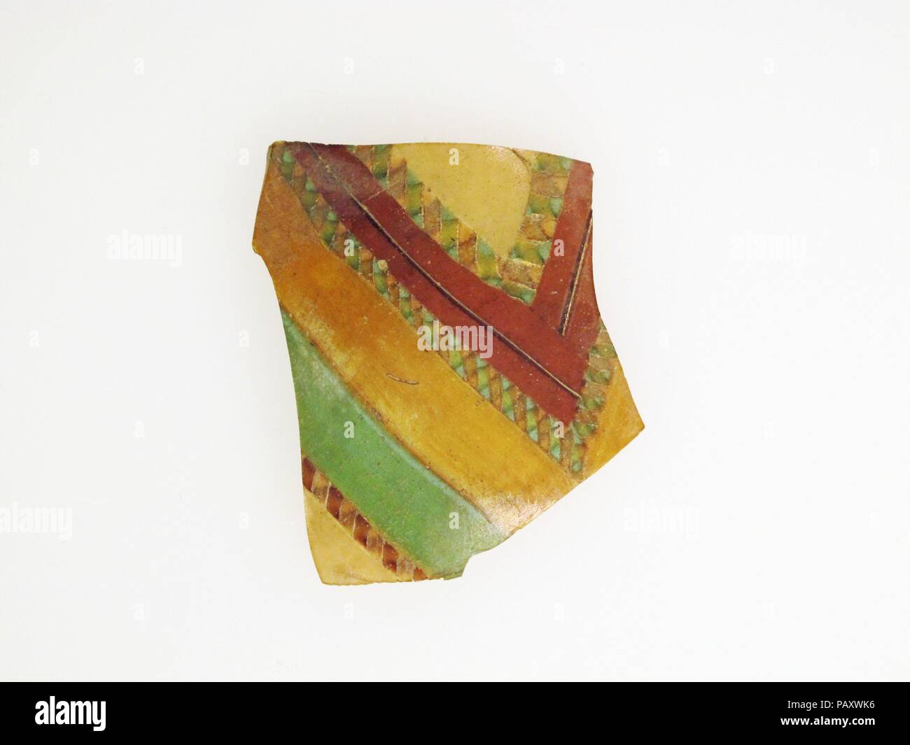 Glas gestreifte Mosaik Schiff Fragment. Kultur: Roman. Abmessungen: 2 5/16 x 2 3/16 x 1/16 in. (5,9 × 5,6 × 0,2 cm). Datum: Ende 1.Jh. v. Chr. - frühe 1. Jh. N.CHR.. Dünnwandige Körper fragmentieren. Transparent Lila, Hellblau, die semi-opak grün, undurchsichtig Honig Gelb und Weiß, und farblos. Konvex geschwungene Seite. Gestreifte vierseitige Muster von Längen von mindestens sechs verschiedene Stöcke gebildet: ein Stock in Farblos unter Beifügung einer weißen Schicht; ein Netz Stock in Blau mit lila Spirale thread; eine Länge von Lila mit einem mittleren weißen Linie; ein anderes Netzwerk Zuckerrohr in Blau mit lila Spirale t Stockfoto