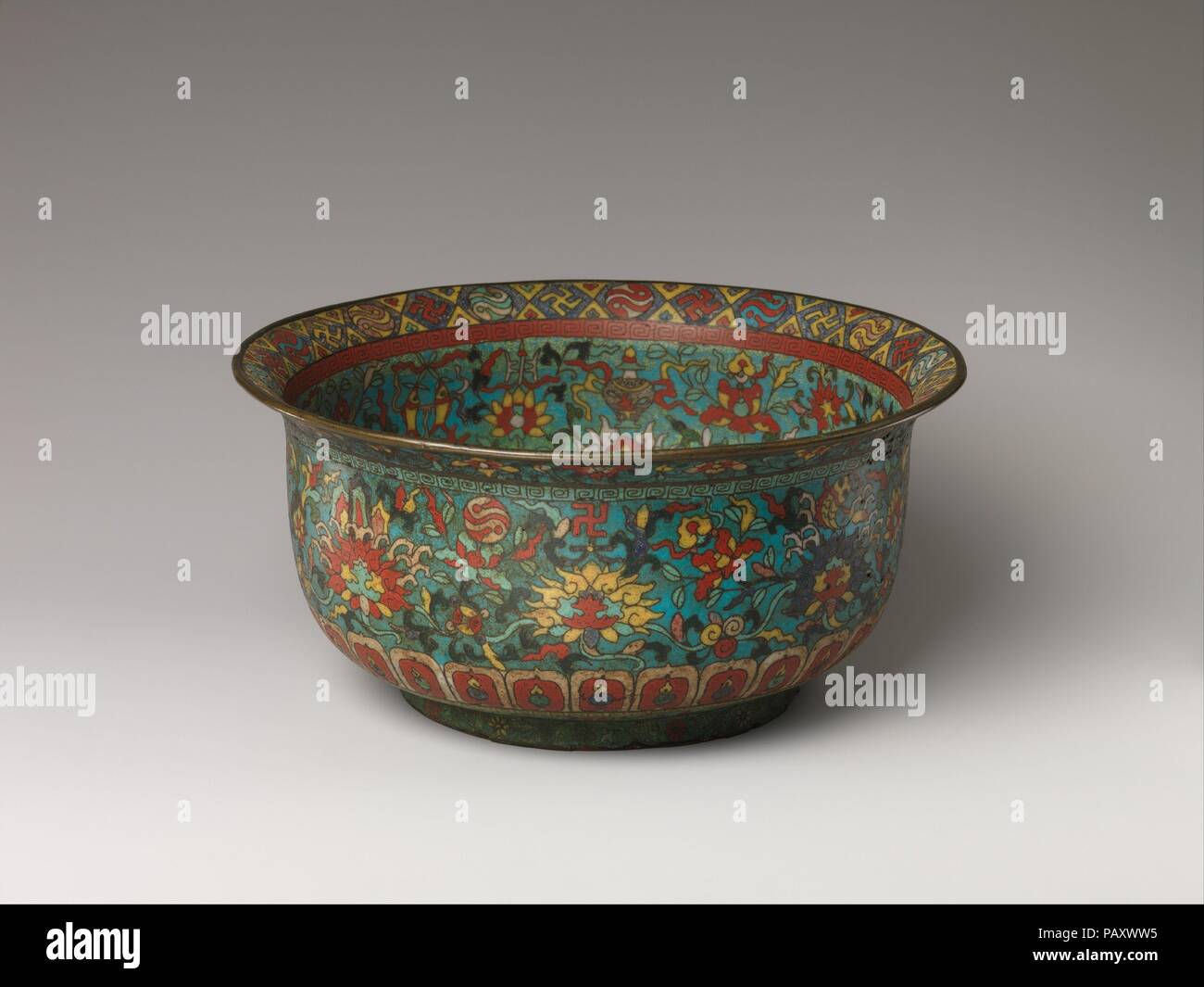 Schüssel. Kultur: China. Abmessungen: H.5. (12,7 cm); Durchm. Von rim 10 1/2 in. (26,7 cm); Durchm. der Fuß 6. (15,2 cm). Museum: Metropolitan Museum of Art, New York, USA. Stockfoto