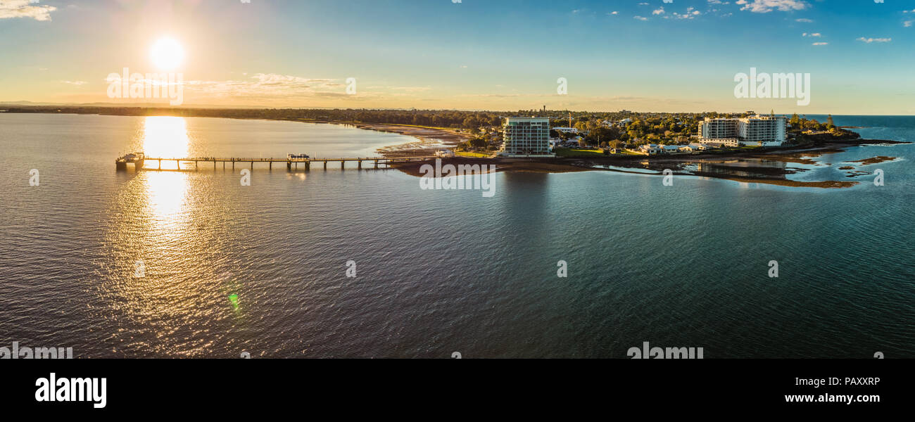 Luftaufnahme von Woody Point Pier auf der Halbinsel Redcliffe, Brisbane, Australien Stockfoto