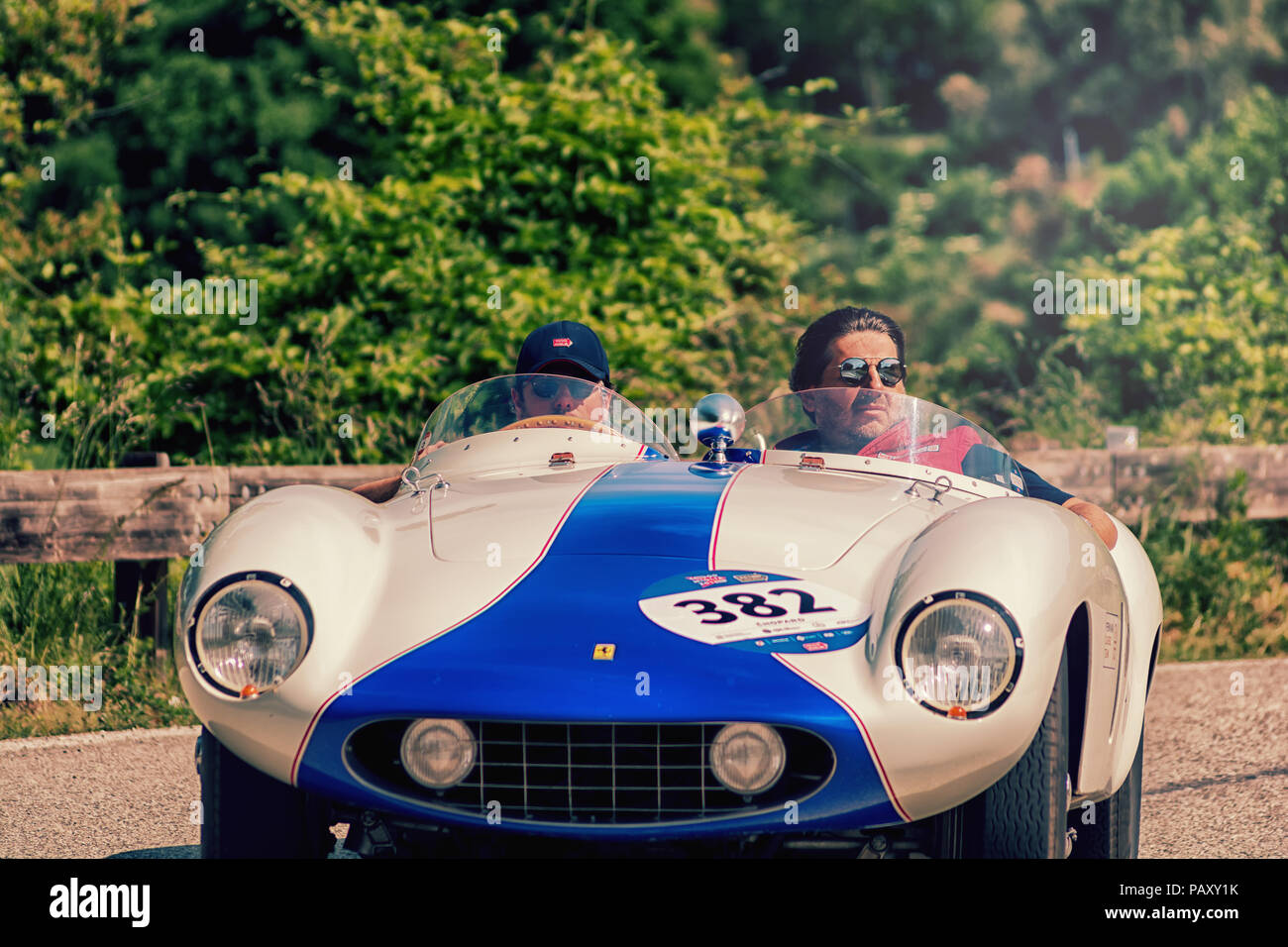 PESARO COLLE SAN BARTOLO, Italien, 17. Mai - 2018: FERRARI 750 MONZA SPIDER SCAGLIETTI 1955 alten Rennwagen Rallye Mille Miglia 2018 die berühmten Itali Stockfoto