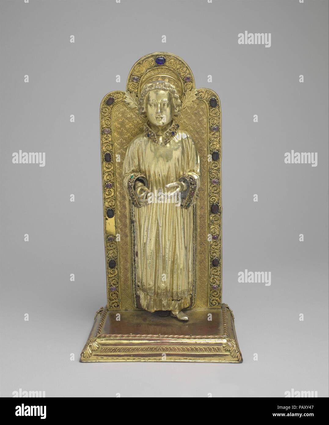 Reliquiar des heiligen Stephan. Kultur: Maasländische. Abmessungen: Insgesamt (einschließlich Base): 17 1/16 x 8 15/16 x 6 5/8 in. (43,3 x 22,7 x 16,9 cm) St. Stephen nur: 14 3/8 x 4 5/8 x 4 1/8 in. (36,5 x 11,8 x 10,4 cm) (2/20/09): 9 1/4 x 8 15/16 x 1 7/16 in. (23,5 x 22,7 x 3,6 cm). Datum: 13. Jahrhundert (Saint Stephen); 19. Jahrhundert (Basis- und Rückwand). Museum: Metropolitan Museum of Art, New York, USA. Stockfoto