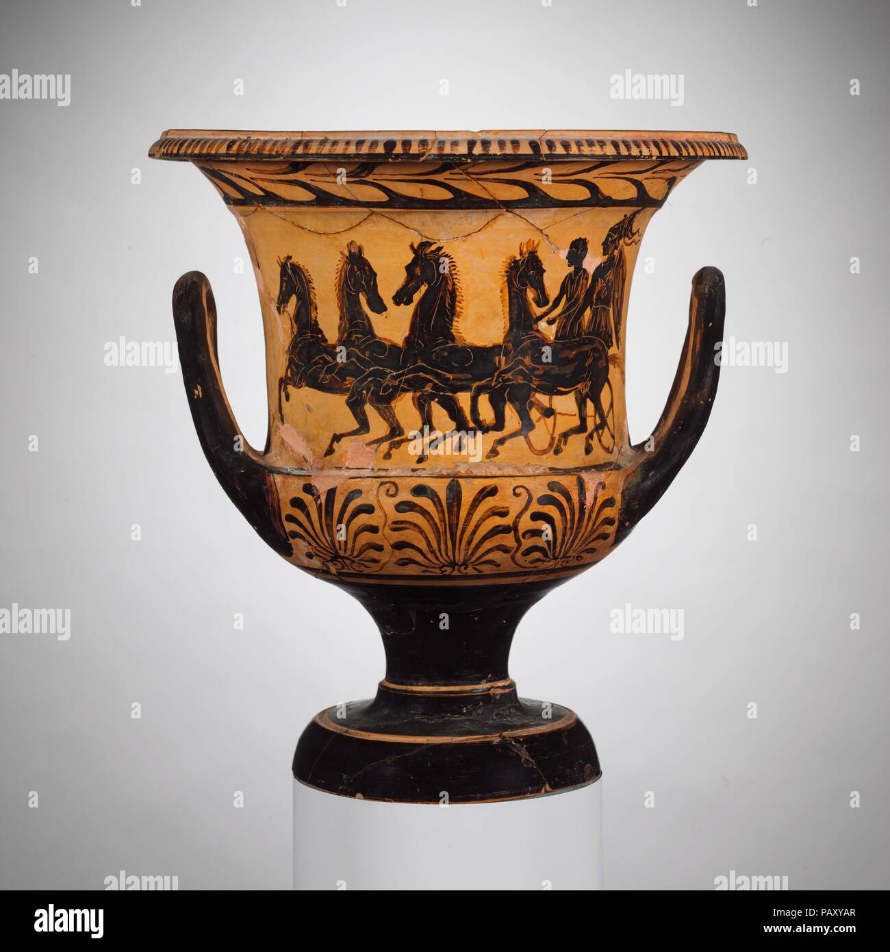 Terrakotta Kelch-Krater (Schüssel für das Mischen von Wein und Wasser). Kultur: Griechisch, Boeotian. Abmessungen: H.10 cm. (26,7 cm); Durchmesser 9 11/16 in. (24,6 cm). Datum: frühen vierten Jahrhundert v. Chr.. Vorder- und Rückseite, die Quadriga (vier - Pferd wagen) Die Szenen sind Auszüge aus der Mythos vom Urteil des Paris. Ungewöhnlich, sie zeigen zwei der Göttinnen anreisen, für die Veranstaltung. Eine der Damen ist deutlich erkennbar als Athena. Museum: Metropolitan Museum of Art, New York, USA. Stockfoto