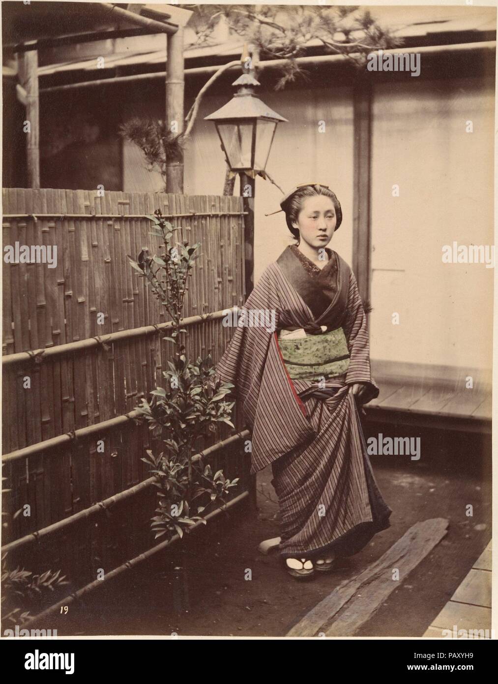 [Japanische Frau in traditioneller Kleidung]. Artist: Suzuki Shin'ichi (Japanisch, 1835-1919). Abmessungen: 25,2 x 19,7 cm (9 15/16 x 7 3/4 in.). Datum: 1870. Museum: Metropolitan Museum of Art, New York, USA. Stockfoto