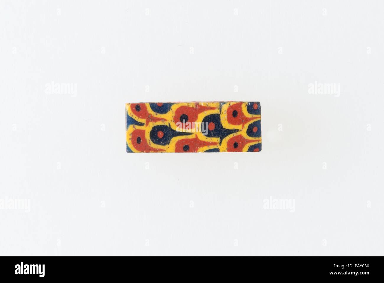 Inlay Fragment, Feder Design. Abmessungen: l. 1.3 × w. 0,4 cm (1/2 x 3/16 in.). Datum: 200 v. Chr.-100 N. Ein Mosaik aus Glas Technik erlaubt Vielfache von einem Bild erstellt werden: Ein figürlicher oder Design Komposition wurde durch die Bündelung von farbigem Glas Stöcke, die dann in eine lange Bar gezogen wurden. Die Bar war dann im rechten Winkel geschnitten, wahrscheinlich, indem die Bar mit entsprechenden Tools, kleine inlay Fliesen zu produzieren. Die Kachel wird dann geglättet werden und auf dem Gesicht erscheinen soll nach außen poliert. Museum: Metropolitan Museum of Art, New York, USA. Stockfoto
