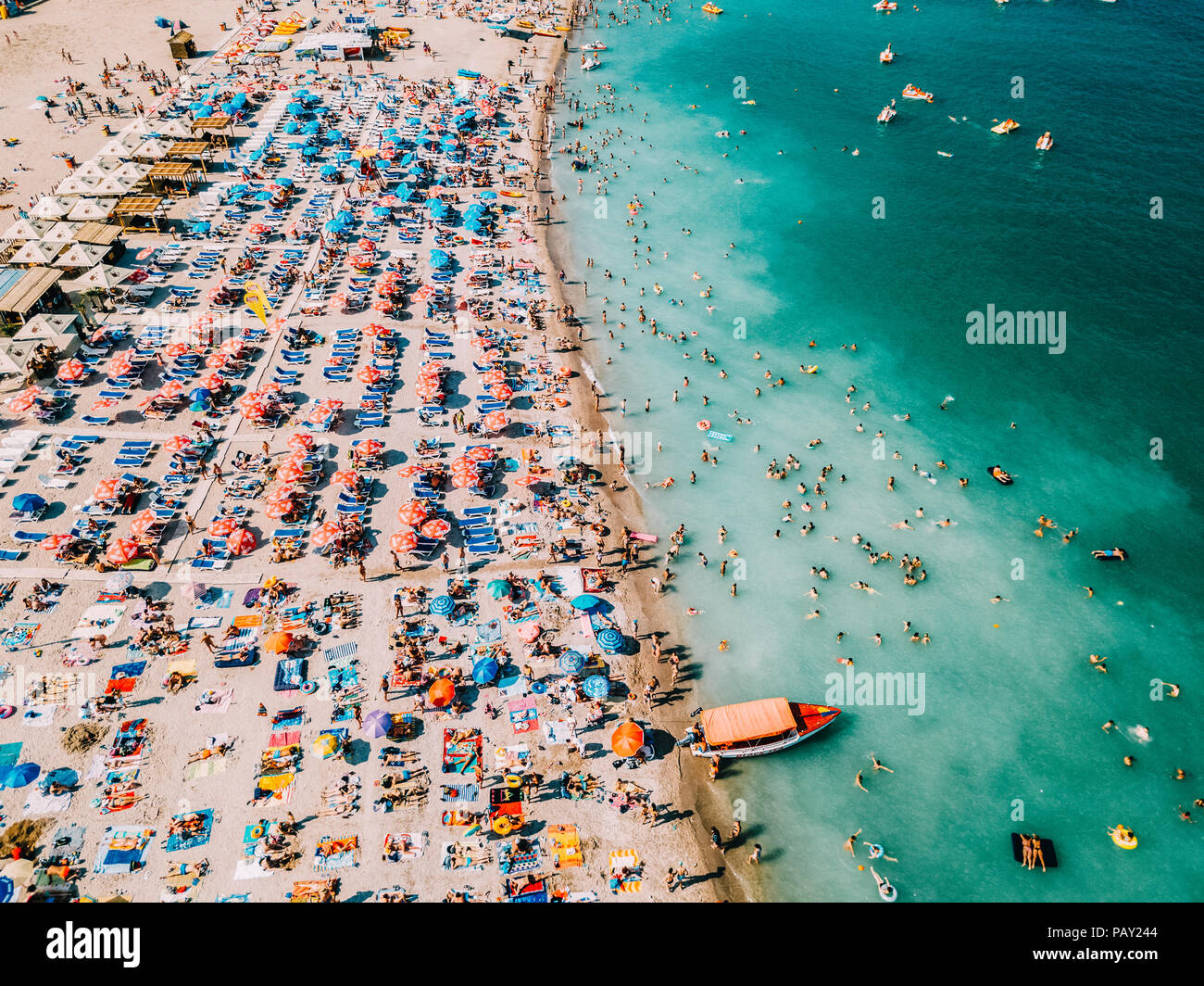 Baia Sprie, Rumänien - 16. JULI 2018: Antenne Drone Ansicht der Leute Spaß und Entspannung auf Costinesti Strand in Rumänien Stockfoto