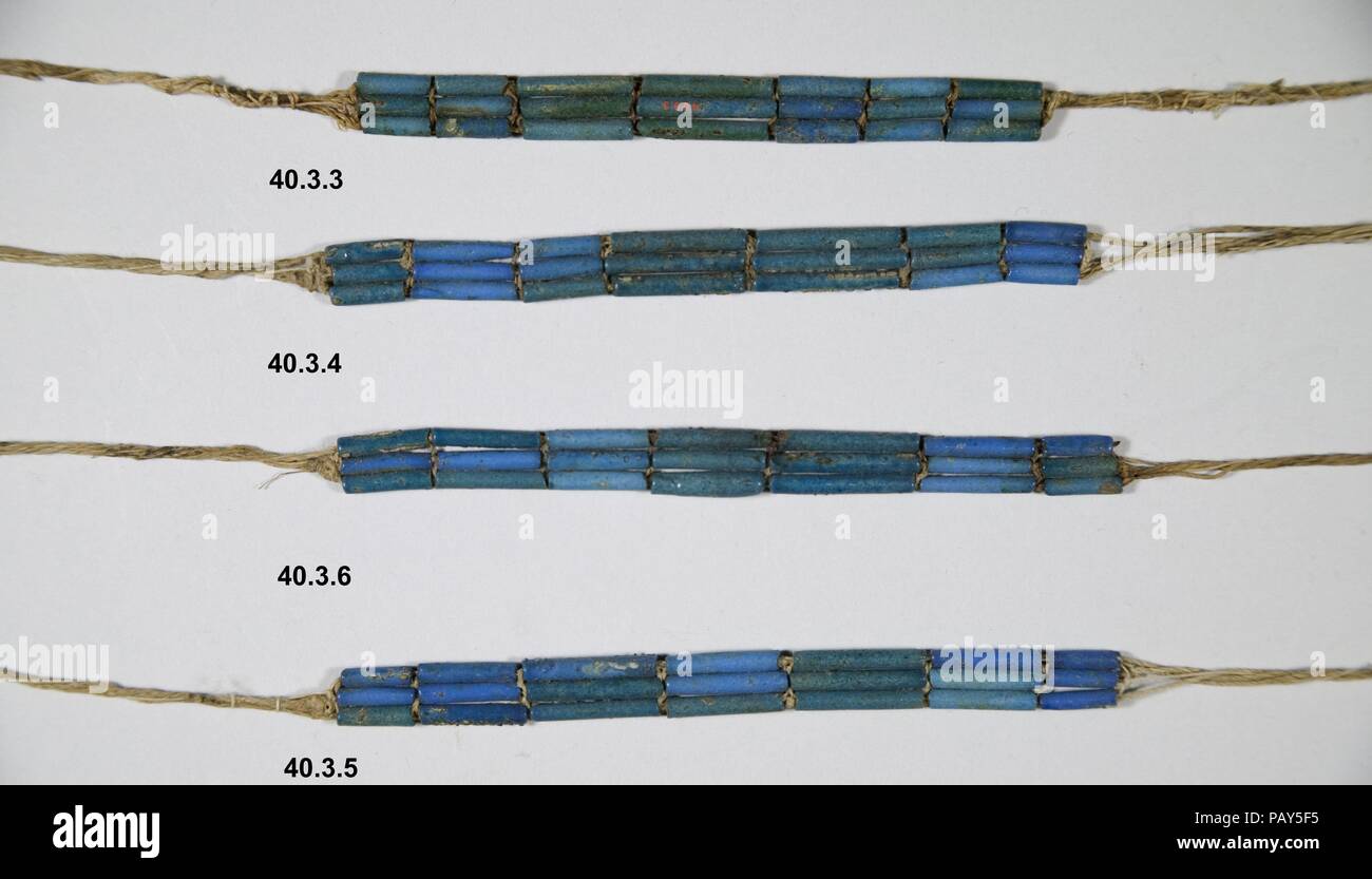 Armband von Wah. Abmessungen: Gesamtlänge 45,5 cm (17 15/16 in.); Perlen nur 11,3 cm (4 7/16 in.). Dynastie: Dynasty 12. Herrschaft: Herrschaft von AMENEMHAT I, früh. Datum: Ca. 1981-1975 v. Chr.. Wah's breitem Kragen (40.3.2), Fußkettchen und Armbänder (40.3.3-40.3.10) wurden als Grabbeigaben Verzierungen für die Beerdigung und wurden in den Schichten der Bettwäsche umhüllen, die dem Körper am nächsten gefunden wurden; der Kragen war um den Hals gebunden, und die Armbänder und Fußkettchen hatte über die unteren Arme und Beine gelegt. Sie sind alle eines keramischen Material namens Ägyptische Fayence. Perlen Schmuck Sets dieser Art sind Illu Stockfoto