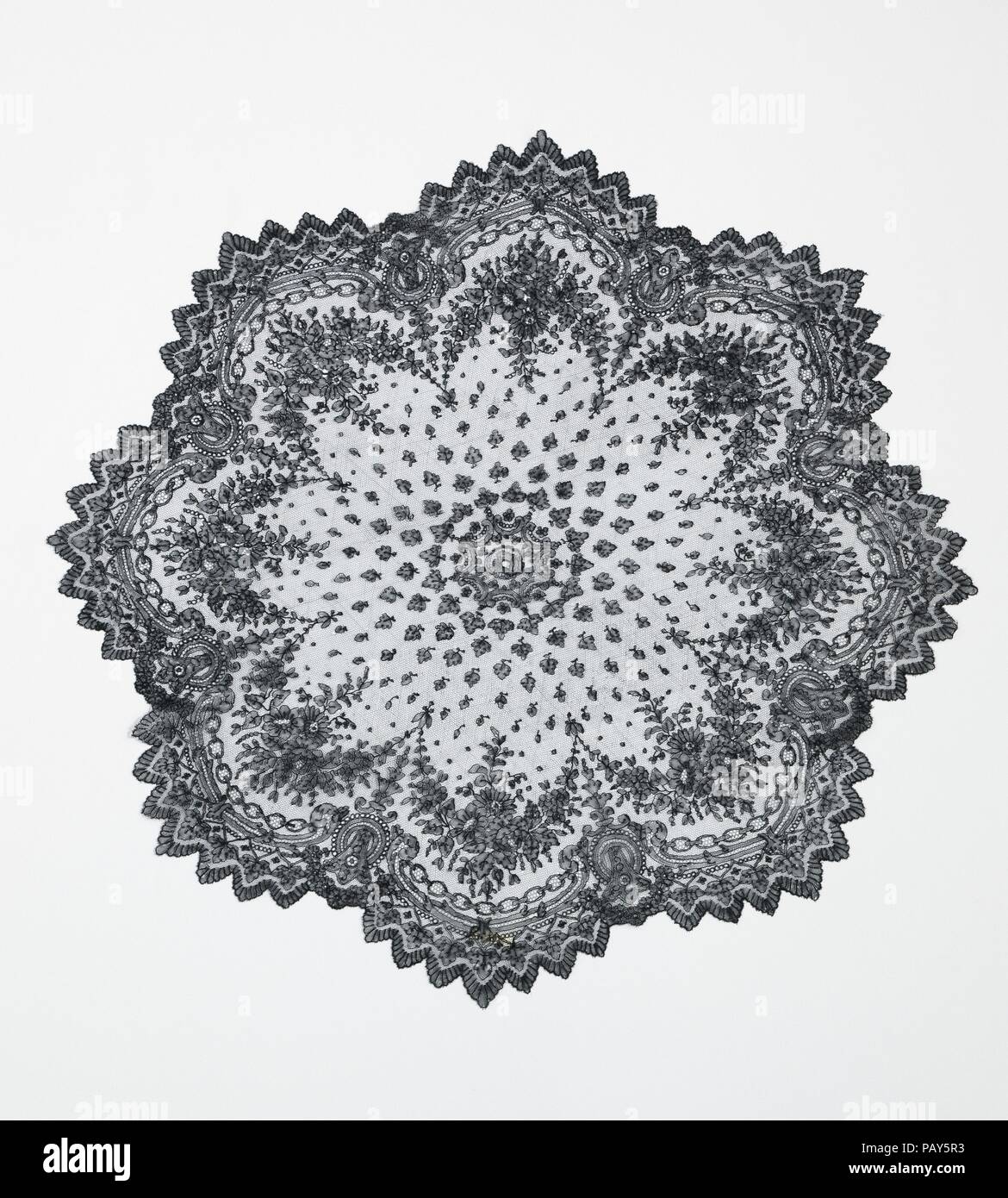 Sonnenschirm. Kultur: Französisch. Datum: 1880-89. Insgesamt ist das ein sehr komplexes Muster mit typischen Formen, aber eine zusätzliche ungewöhnliche Motiv der Kettenglieder. Dieses Motiv scheint leicht aus Buchstaben mit den floralen Girlanden und krummlinige Schriftrollen. Allerdings ist das Kettenglied war ein sehr überwiegend dekorative Form in das Schnitzen von Elfenbein im vierten Quartal des neunzehnten Jahrhunderts griffen und dieses Motiv wird in diesem eleganten Sonnenschirm Abdeckung durchgeführt. Museum: Metropolitan Museum of Art, New York, USA. Stockfoto