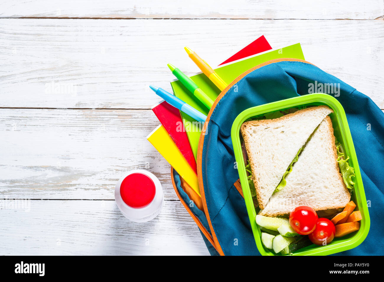 Zurück zum Konzept der Schule. Lunch Box, Schreibwaren und Rucksack. Stockfoto