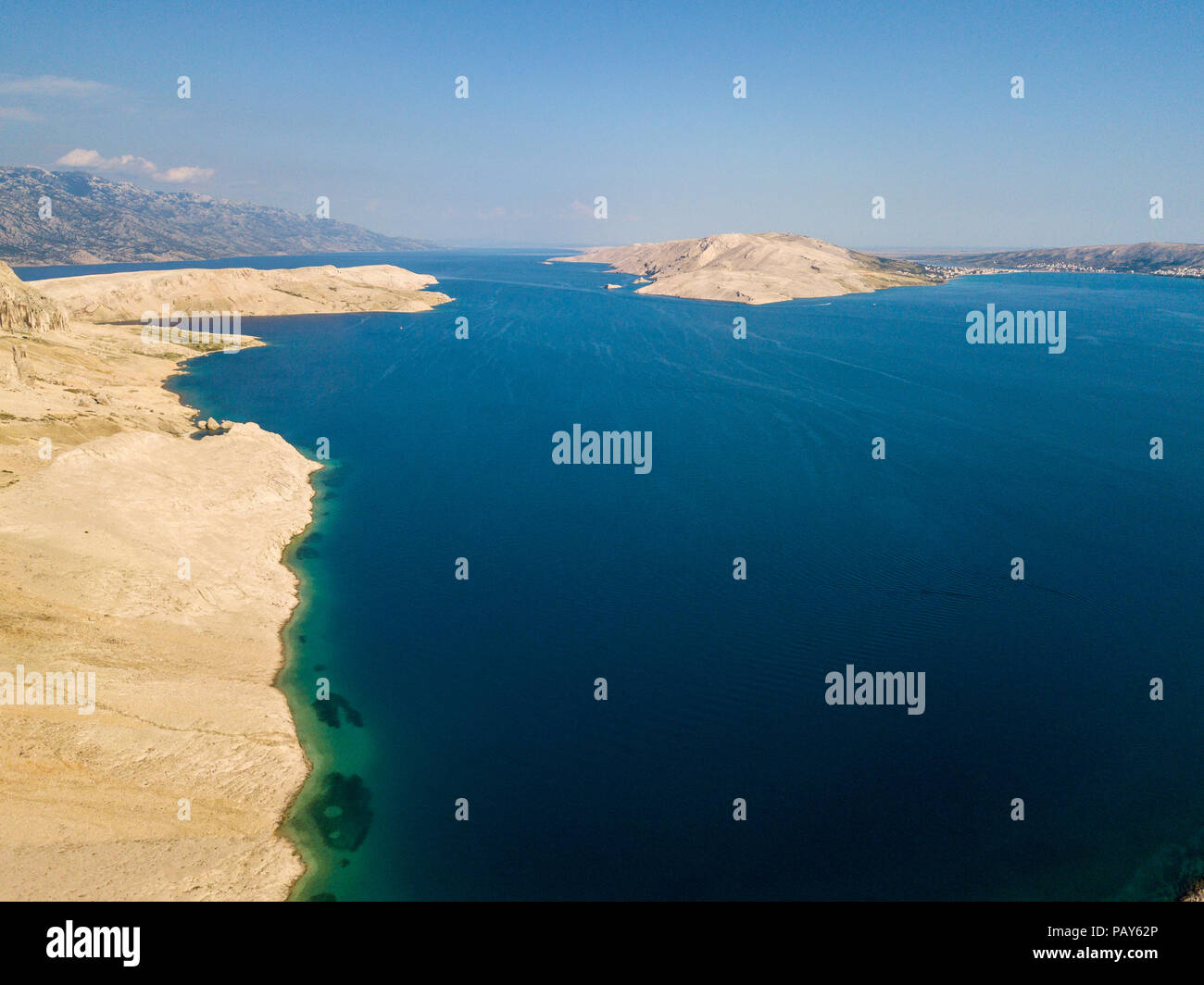 Luftaufnahme von einem unbewohnten Gebiet, wilde Natur. Küste von Kroatien. Insel Pag und Berge am Horizont Stockfoto