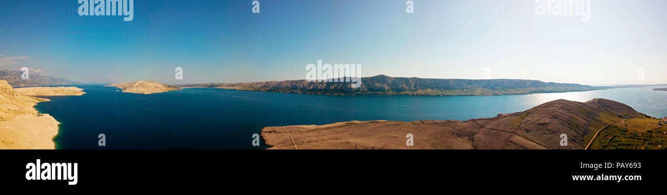 Luftaufnahme von einem unbewohnten Gebiet, wilde Natur. Küste von Kroatien. Insel Pag und Berge am Horizont Stockfoto