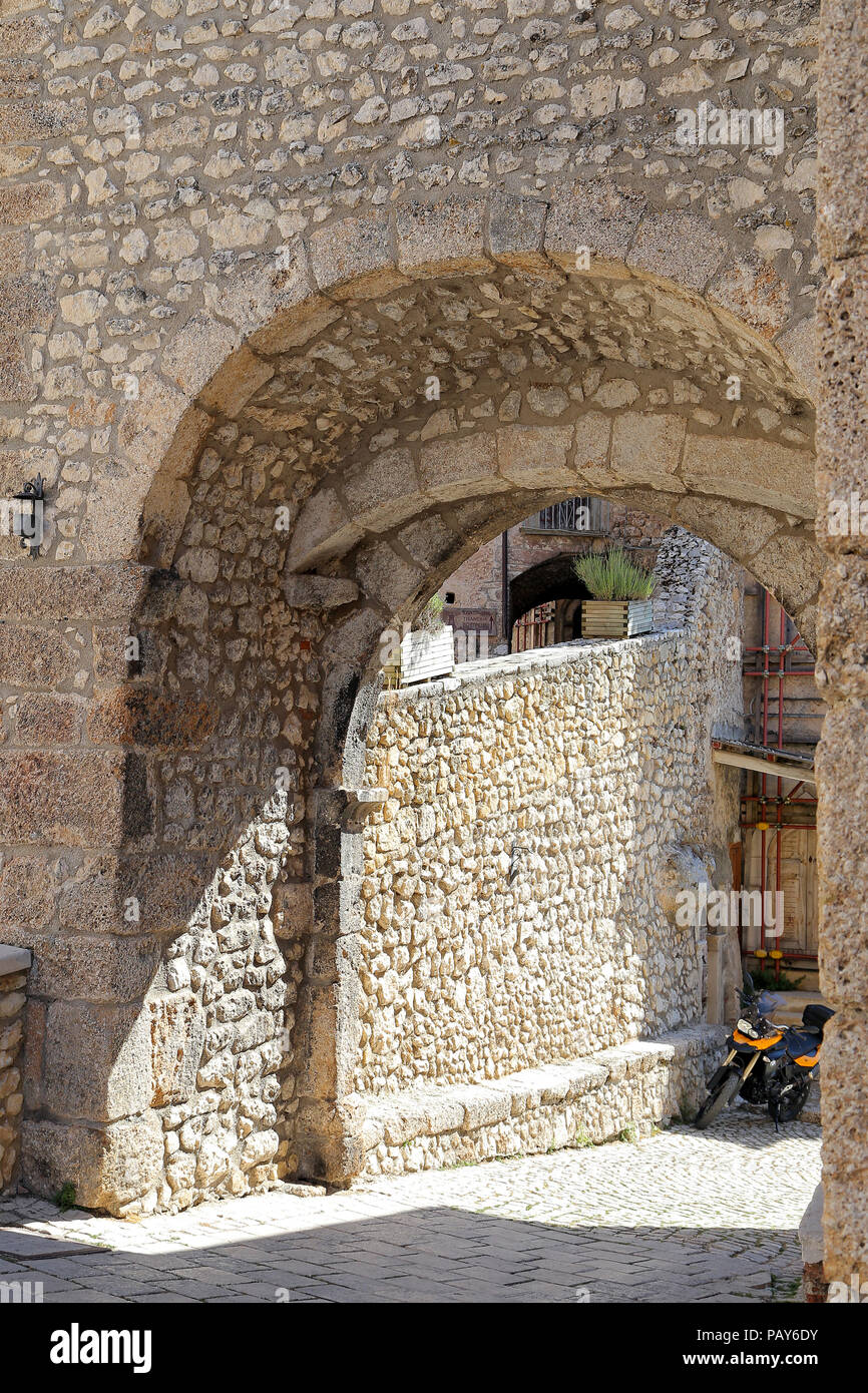 SANTO STEFANO DI SESSANIO (L'Aquila), Italien - 25 AUGUST 2017 - Malerische Gericht im italienischen Dorf. Stockfoto