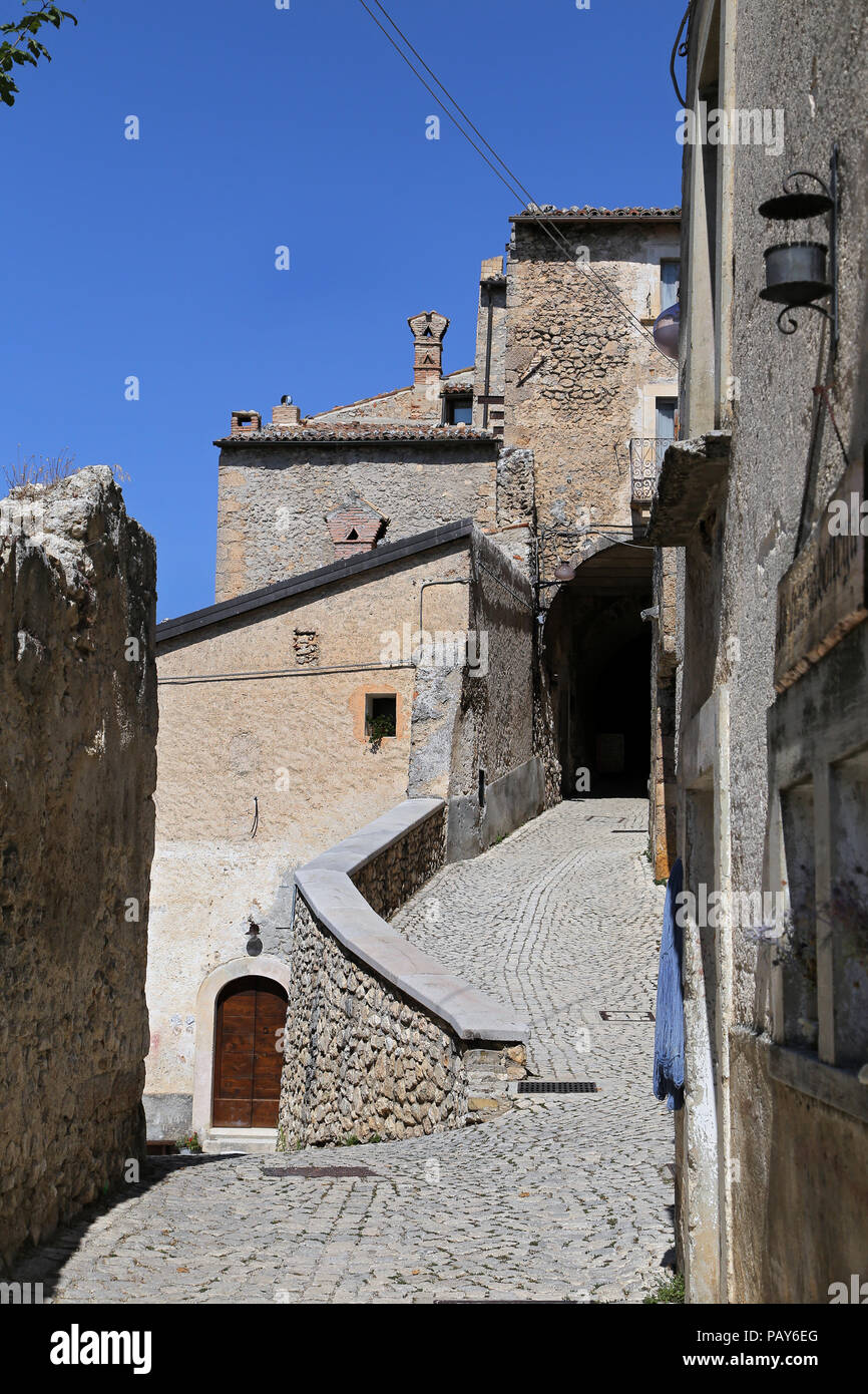 SANTO STEFANO DI SESSANIO (L'Aquila), Italien - 25 AUGUST 2017 - Malerische Gericht im italienischen Dorf. Stockfoto