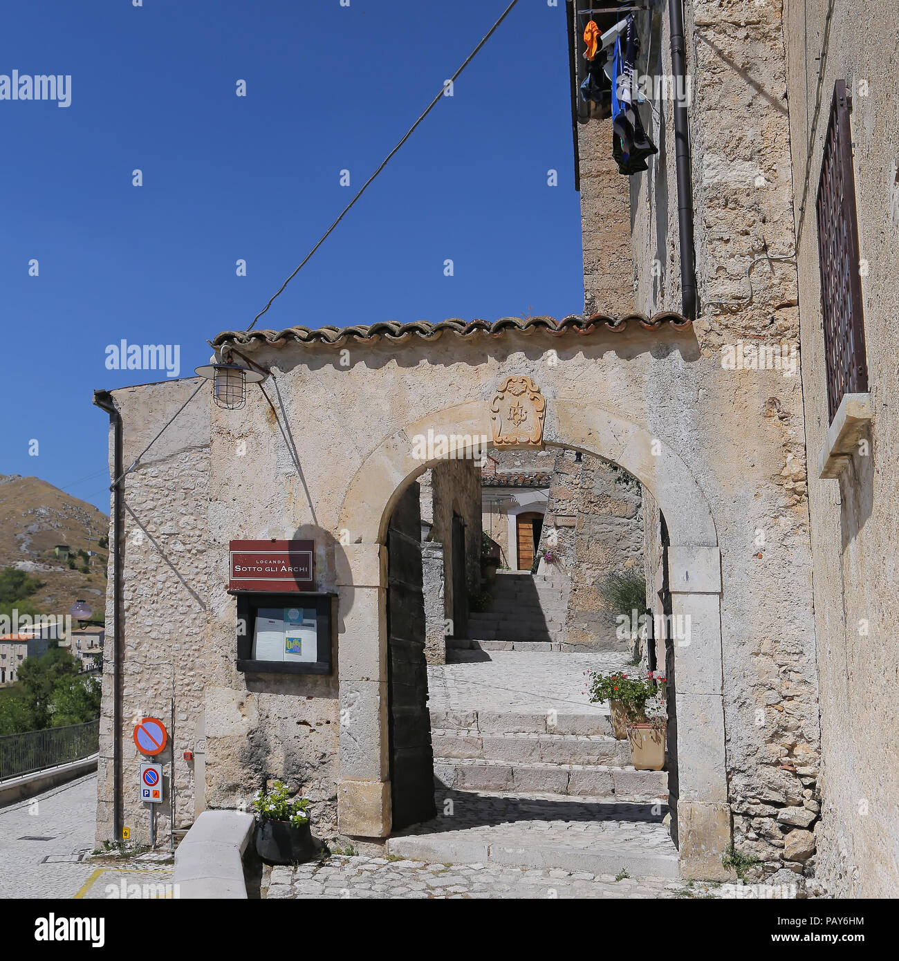 SANTO STEFANO DI SESSANIO (L'Aquila), Italien - 25 AUGUST 2017 - Malerische Gericht im italienischen Dorf. Stockfoto