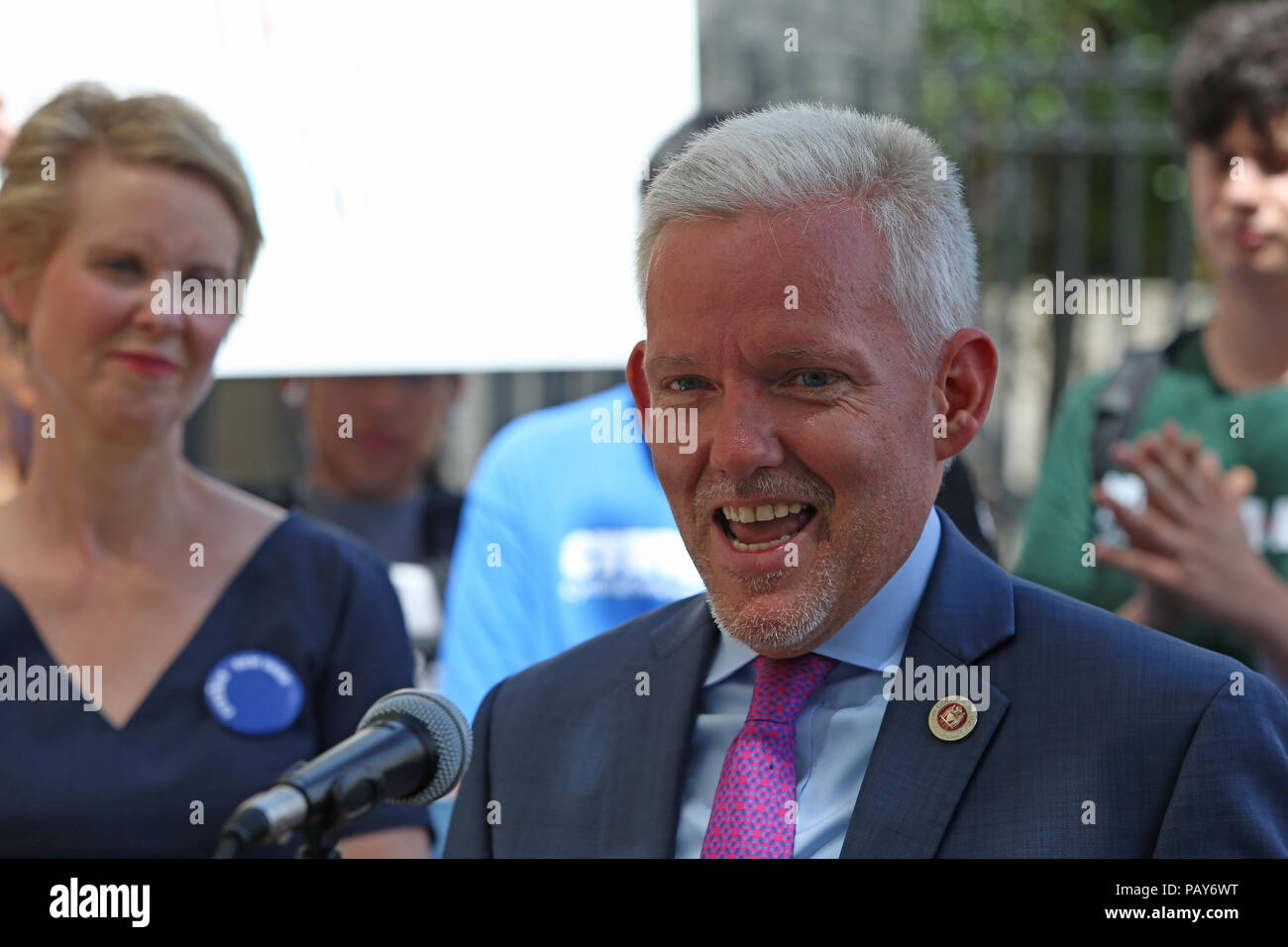 New York City, USA. 24. Juli, 2018. NY City Council Mitglied Jimmy Van Bramer mit Kandidat Cynthia Nixon im Hintergrund. Gubernatorial Anwärter Cynthia Nixon wurde von NYS Senatanwärter Jessica Ramos & NYC Councilmember Jimmy Van Bramer auf eine Tour durch die Außenbereiche des PS019 und PS 16 gelenkig verbunden. Nach der Tour eine Pressekonferenz, in denen Nixon & Ramos kritisierte Gouverneur Cuomo für nicht Auszahlung von Mitteln an öffentlichen Schulen, die im Prozeß 2006 ausgezeichnet worden war, statt. Credit: Andy Katz/Pacific Press/Alamy leben Nachrichten Stockfoto