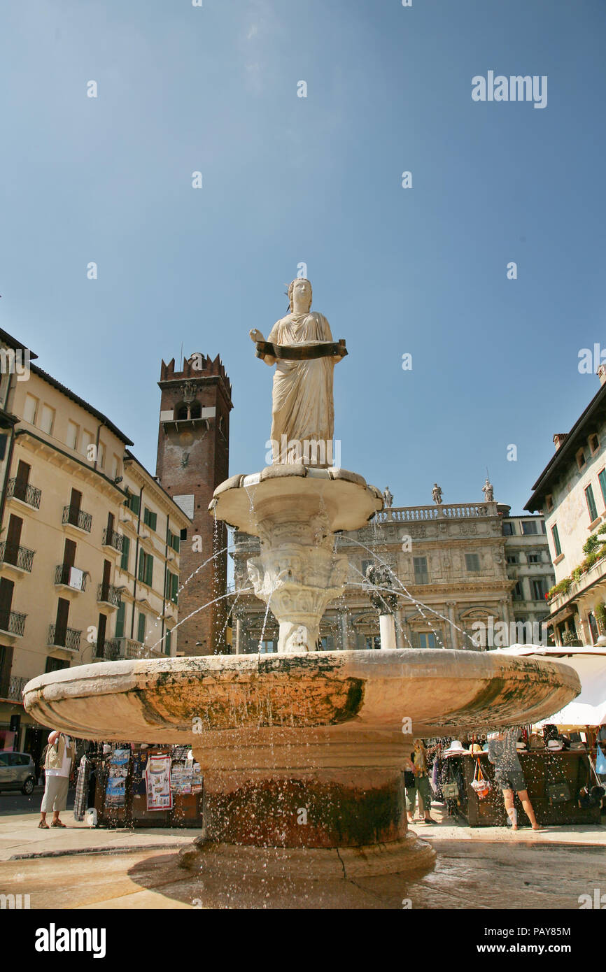 Statue der Madonna in Piazza Erbe Verona, Italien Stockfoto