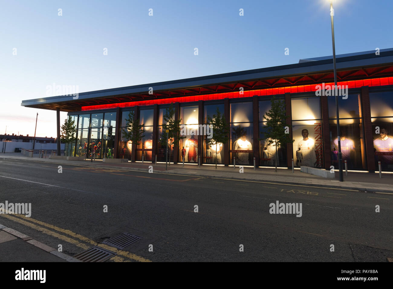 Liverpool Football Clubs atemberaubende neue Mega Store in 2018 ist Teil der Vereine, die Regeneration der Anfield Stadion eröffnet. Stockfoto