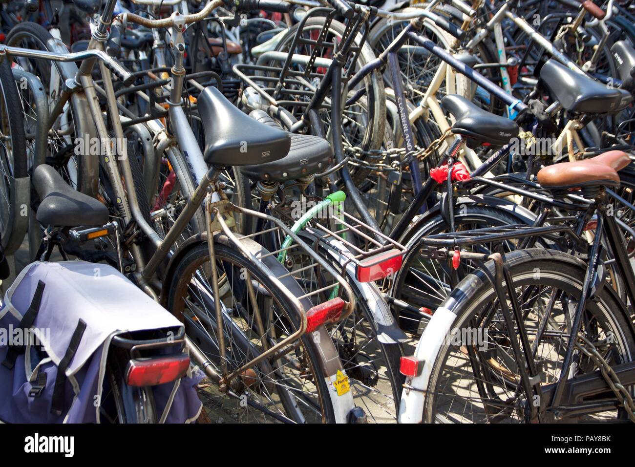 Nahaufnahme des Niederländischen Fahrrädern auf Stationsplein, Amsterdam, Niederlande geparkt Stockfoto