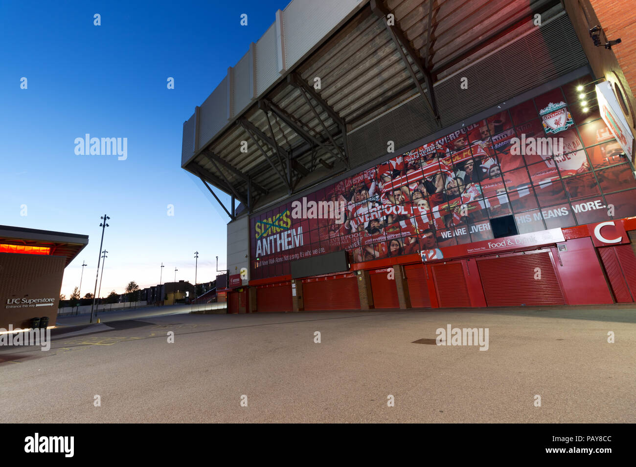 Geschlossenes Ticket Office und neue riesige Fenster Banner für die Saison 2018-2019 in Liverpool, die Heimat des Liverpool Football Club. Stockfoto