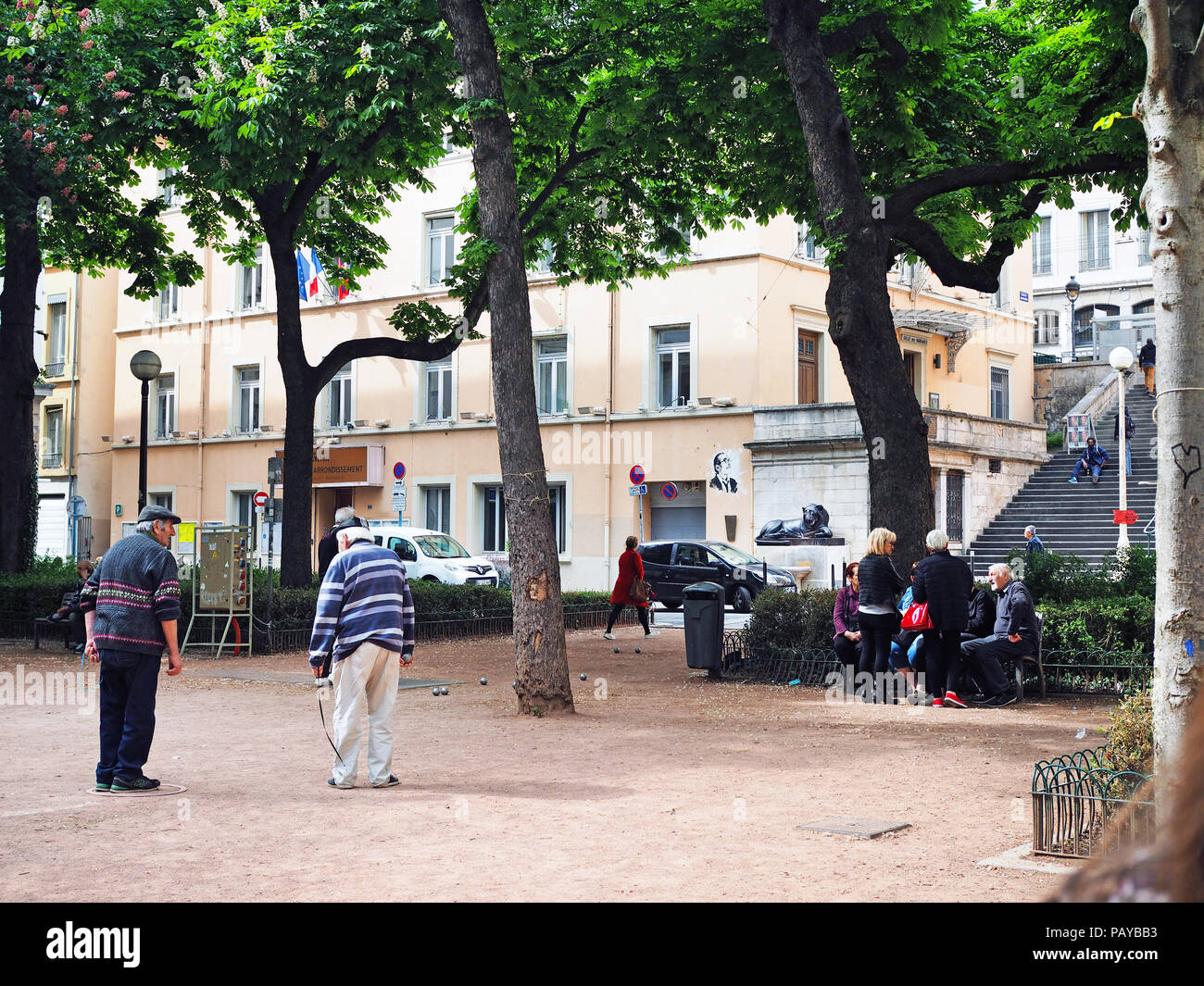 Alte Männer spielen Pétanque/Boule in Lyon, Frankreich Stockfoto