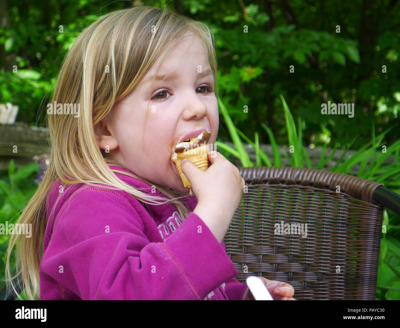 Ein kleines Mädchen (3 Jahre alt) ein Eis essen Stockfoto