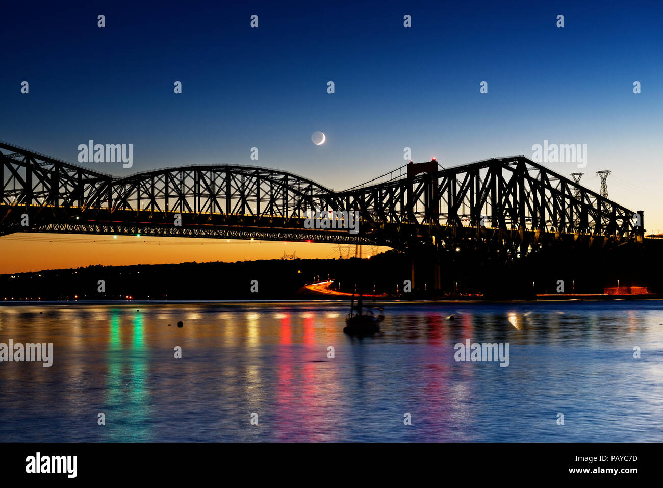 Der Pont du Quebec und der St. Lawrence River in der Dämmerung als vom Parc de la Marina de La Chaudière, St-Romuald gesehen Stockfoto