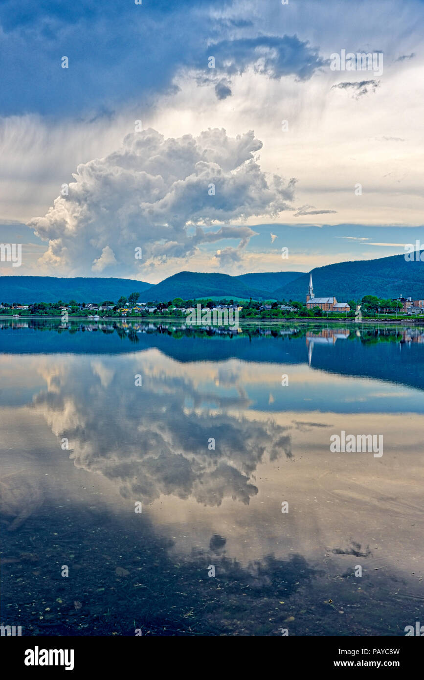 Ein dramatischer Himmel perfekt in die Lagune bei Carleton, Gaspesie, Quebec Stockfoto