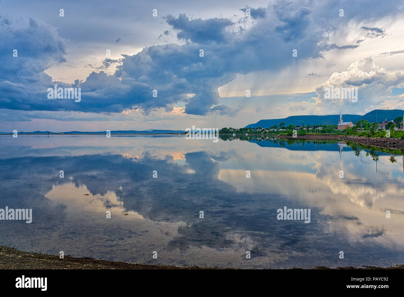 Ein dramatischer Himmel perfekt in die Lagune bei Carleton, Gaspesie, Quebec Stockfoto