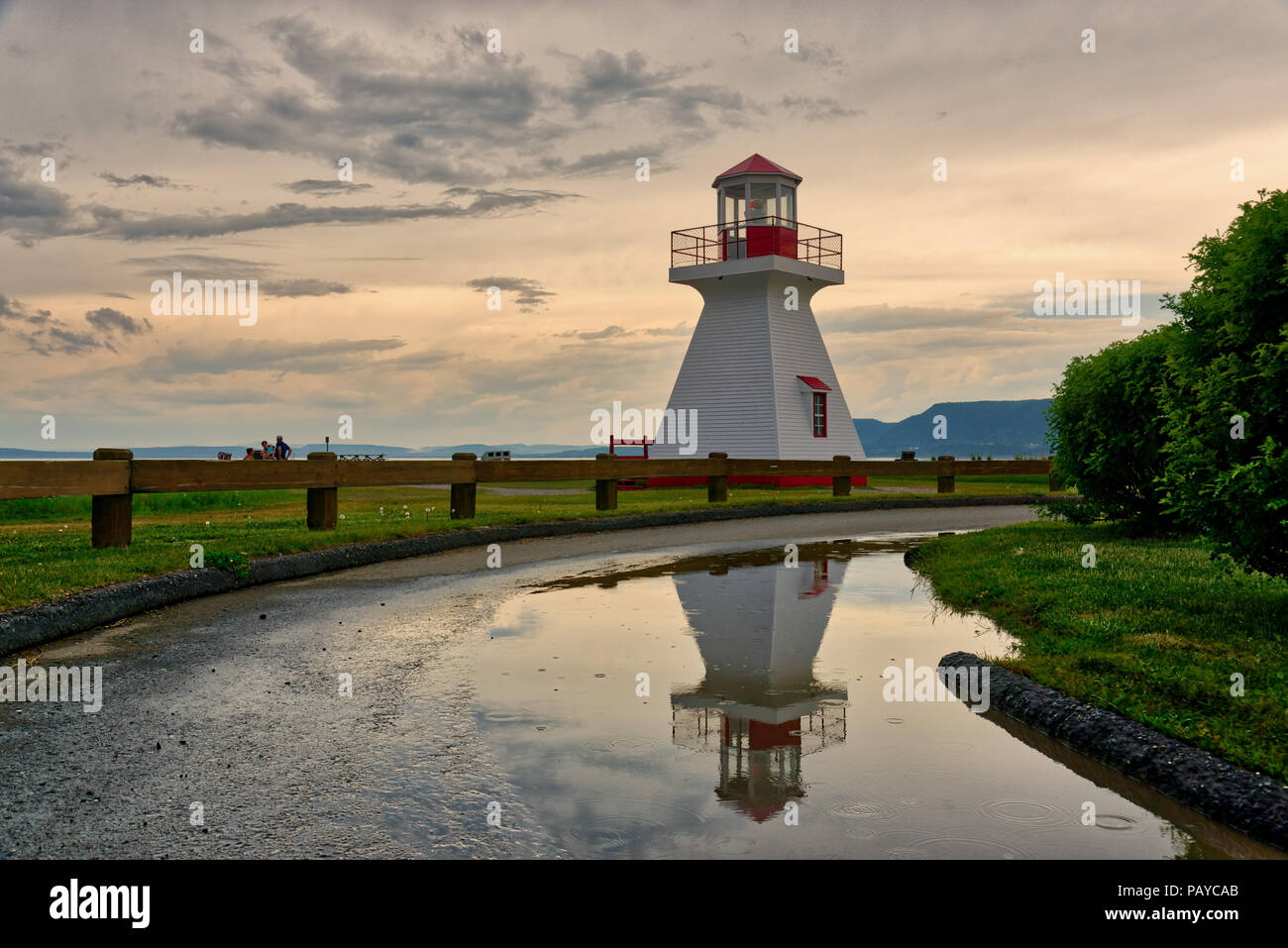 Der Leuchtturm in Carleton, Gaspesie, Quebec in einer Pfütze nach einem Sommer Sturm wider Stockfoto