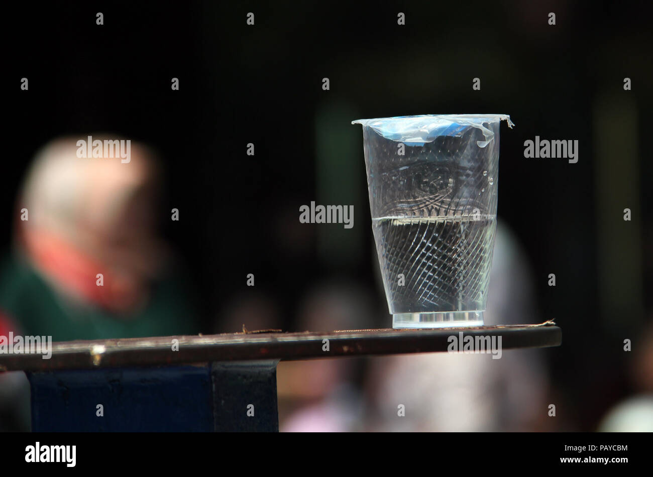 Mineralwasser Plastikbecher. Kunststoff Verschmutzung Krise. Stockfoto