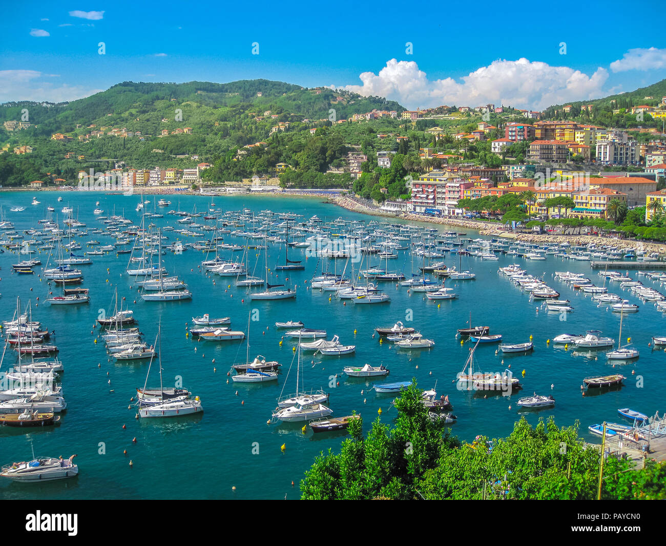 Schöne Luftaufnahme der Golf der Poeten mit Segel- und Motorbooten in Lerici mittelalterliche Stadt von San Giorgio castlet, La Spezia Provinz, Ligurische Küste, Italien. Stockfoto