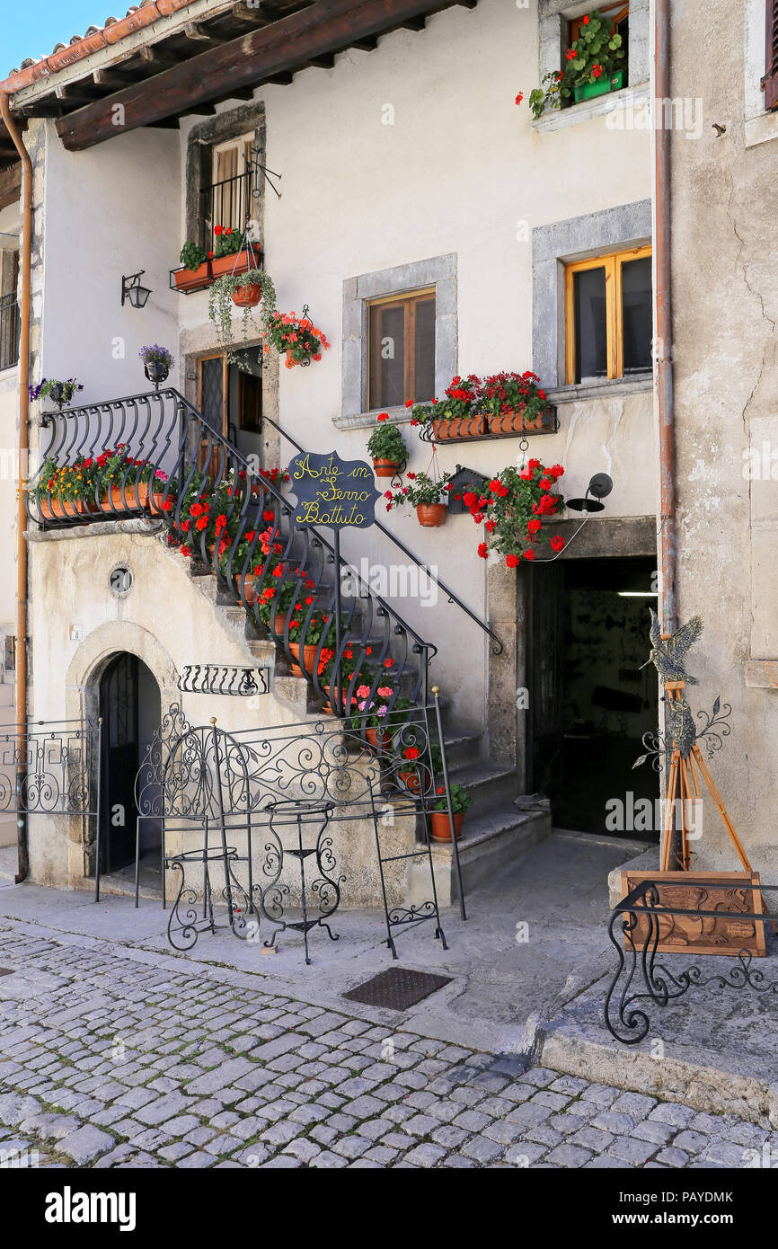 Schöne Fassaden in steilen Gasse. Das Bergdorf - ca. 1400 m über Meer - Pescocostanzo in der Region der Abruzzen, Italien Stockfoto