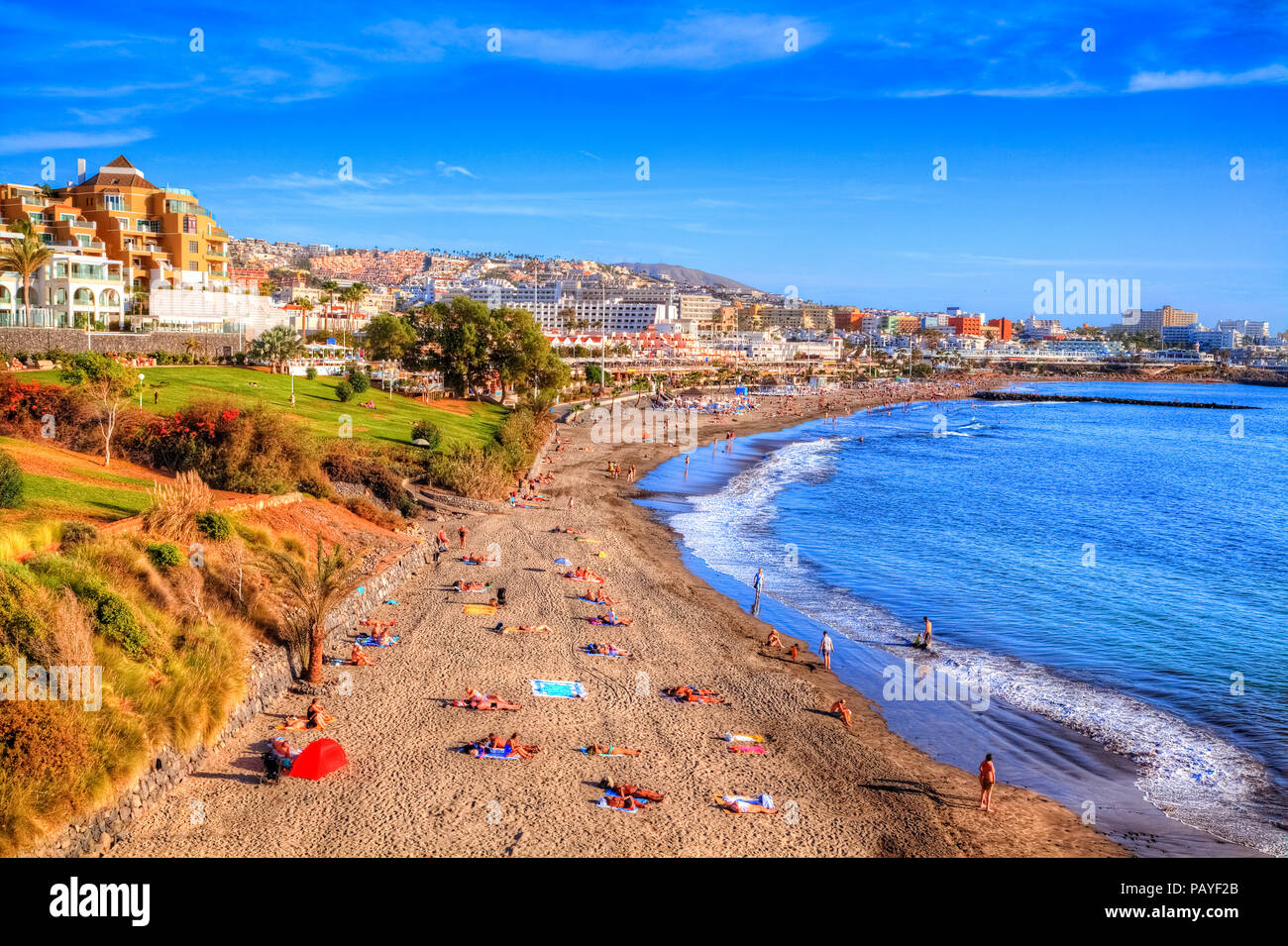 Wunderschönes Panorama mit Leuten auf Sommerurlaub in Fanabe Strand an der Küste von Adeje, Kanarische Inseln, Teneriffa, Spanien Stockfoto