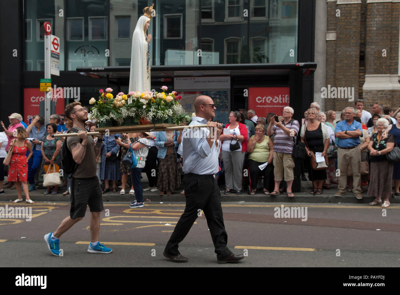 Die Jungfrau-Maria-Statue wurde in einer Prozession in Großbritannien getragen. Jährliche Prozession der italienischen Gemeinde zu Ehren unserer Lieben Frau vom Berg Karmel. St. Peters italienische Kirche, Clerkenwell, London, die religiösen Statuen vorbeiziehen sehen. 2018 2010er Jahre HOMER SYKES Stockfoto