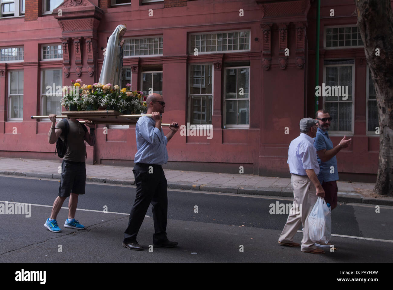 Italienische Gemeinde London. St. Peters Italienische Kirche, Clerkenwell. Jährliche Prozession zu Ehren unserer Lieben Frau vom Berg Karmel. Central London, Großbritannien 2018 2010er Jahre HOMER SYKES Stockfoto