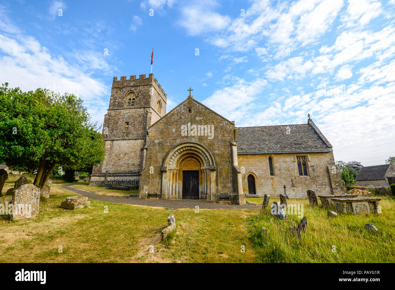 Die Pfarrkirche St. Michael und alle Engel, Guiting Power Dorf der Cotswolds, Gloucestershire, England, UK. Friedhof Grabsteine Stockfoto