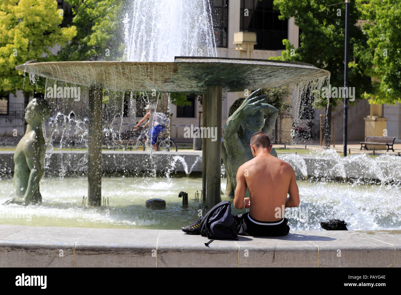 Erfrischungen im Thessalie-Brunnen auf dem Place du nombre d'Or, Bezirk Antigone. Montpellier Occitanie Frankreich. Stockfoto