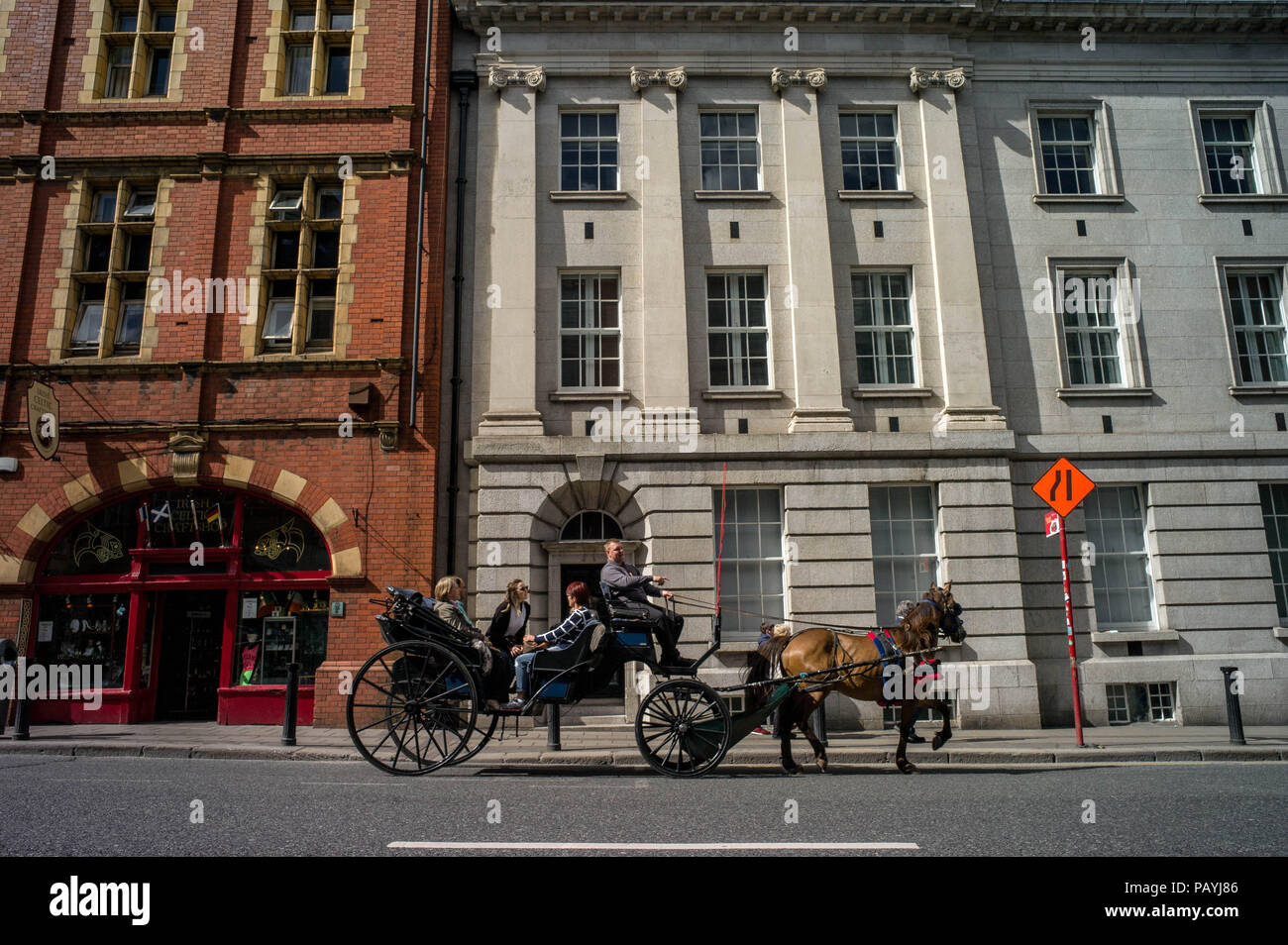Die Leute, die eine Tour in ein Pferd und Schlitten auf Lord Edward St. Dublin Irland Stockfoto