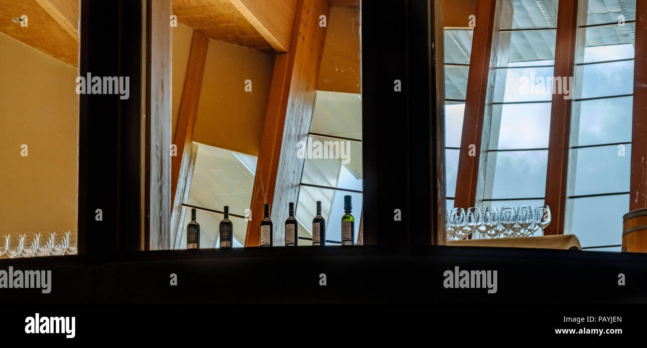 La Rioja Wein Flaschen auf der Schwelle von einem Fenster aus dem Inneren der Keller gesehen, mit dem Windows von der Probierstube im Hintergrund Stockfoto