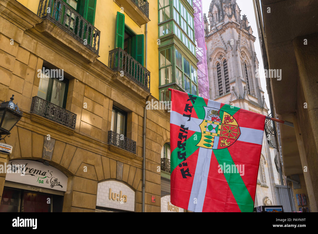 Bilbao Straße, Blick auf die Baskischen (Euskadi) Flagge mit einem kommunalen Wappen in der Mitte der Casco Viejo (Altstadt) Bereich von Bilbao hängen. Stockfoto