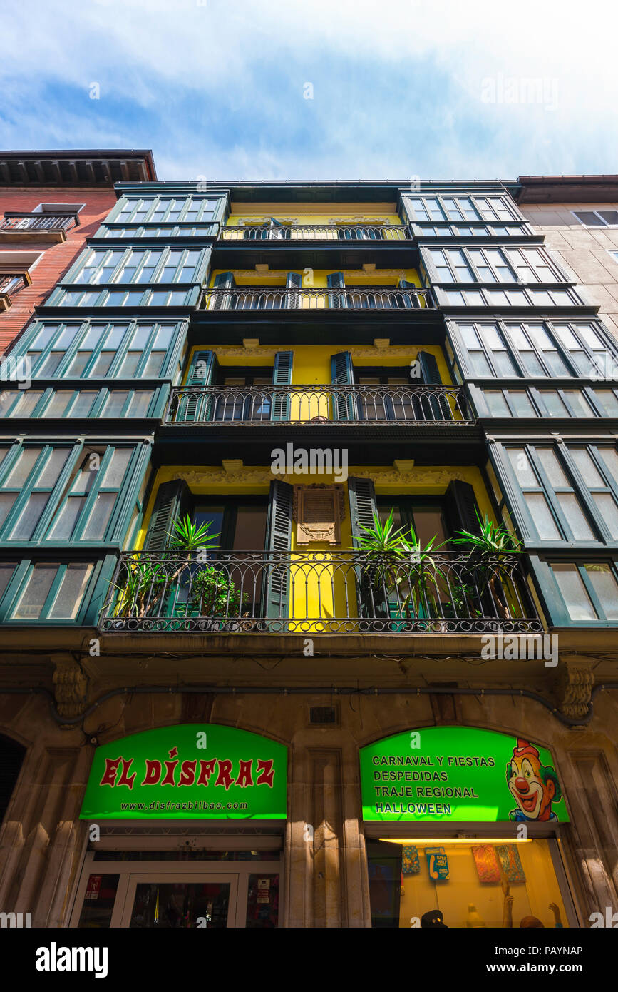 Bilbao Gebäude, Ansicht von der Straße aus einer typischen baskischen Stil Apartment Gebäude in der Altstadt (Casco Viejo) Bereich von Bilbao, Nordspanien. Stockfoto