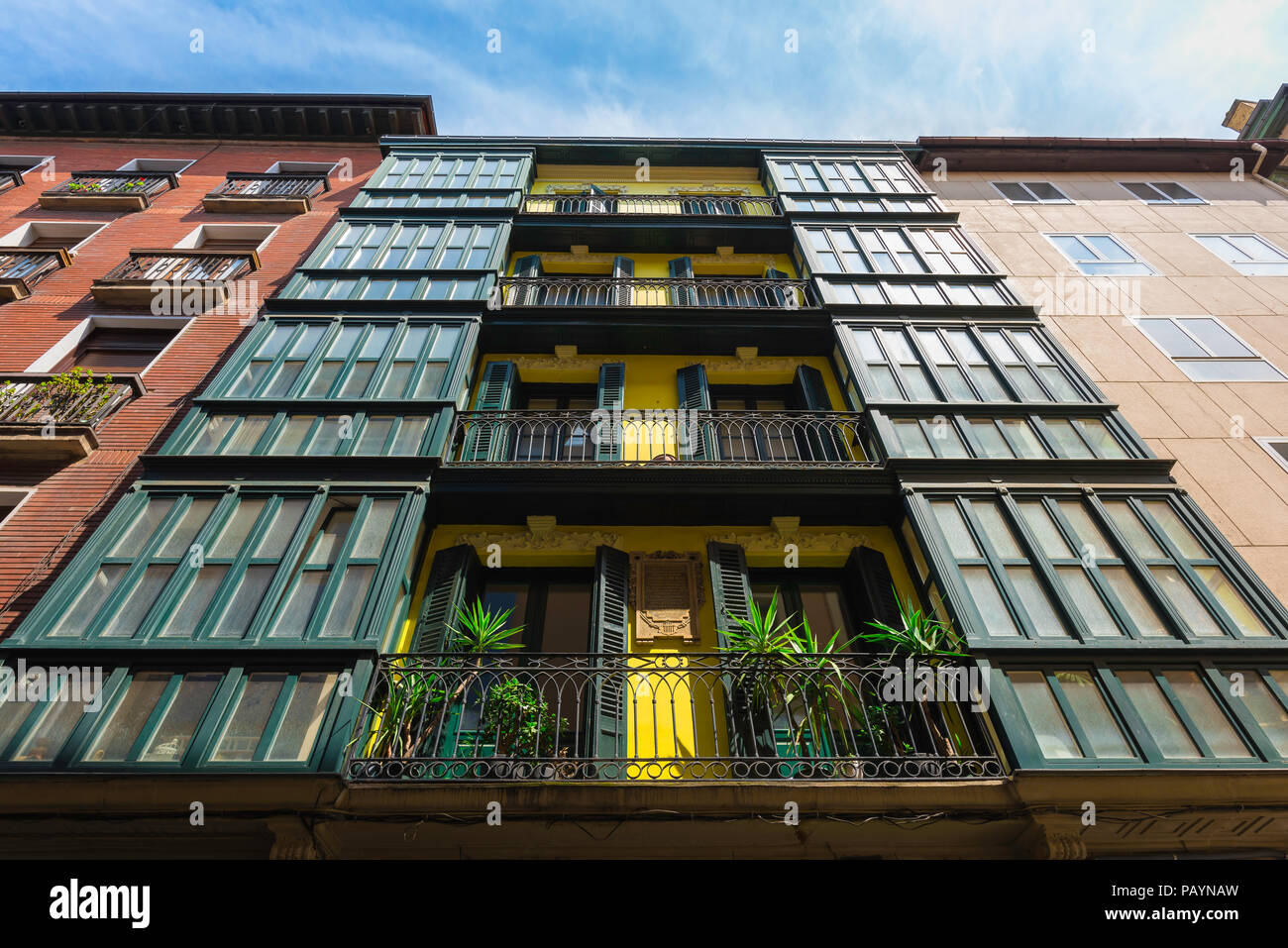 Bilbao Gebäude, Ansicht von der Straße aus einer typischen baskischen Stil Apartment Gebäude in der Altstadt (Casco Viejo) Bereich von Bilbao, Nordspanien. Stockfoto