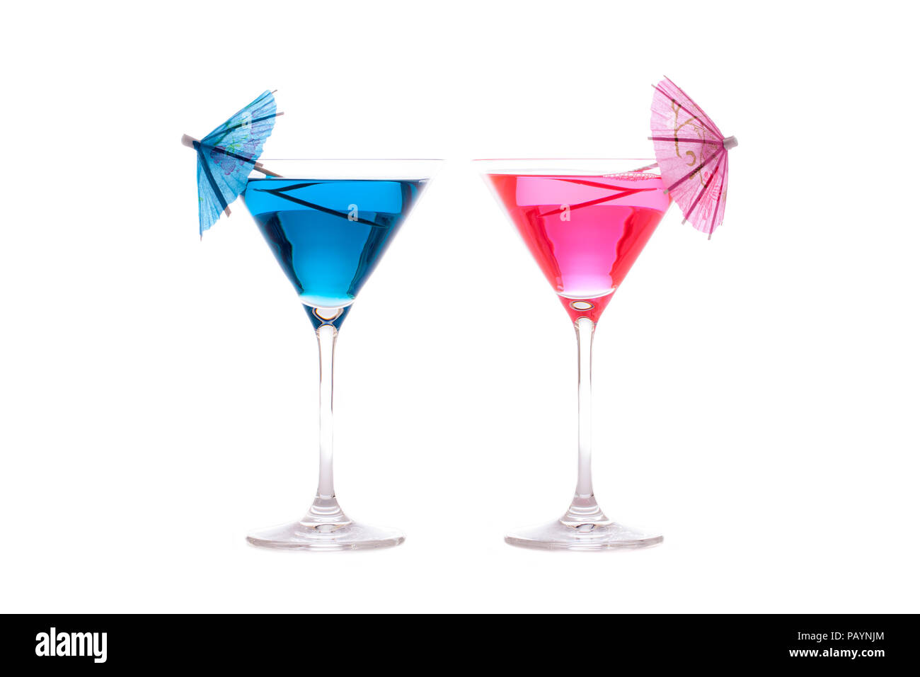 Für Sie und Ihn Partei oder Ferienhäuser Cocktails. Neon Blau und Rosa Sommer Spaß alkoholische Getränke in cocktail Gläser mit dekorativen Sonnenschirmen. Wieder isoliert Stockfoto